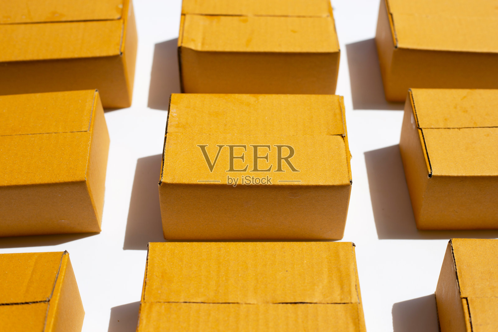 白色背景上的棕色纸板箱。照片摄影图片