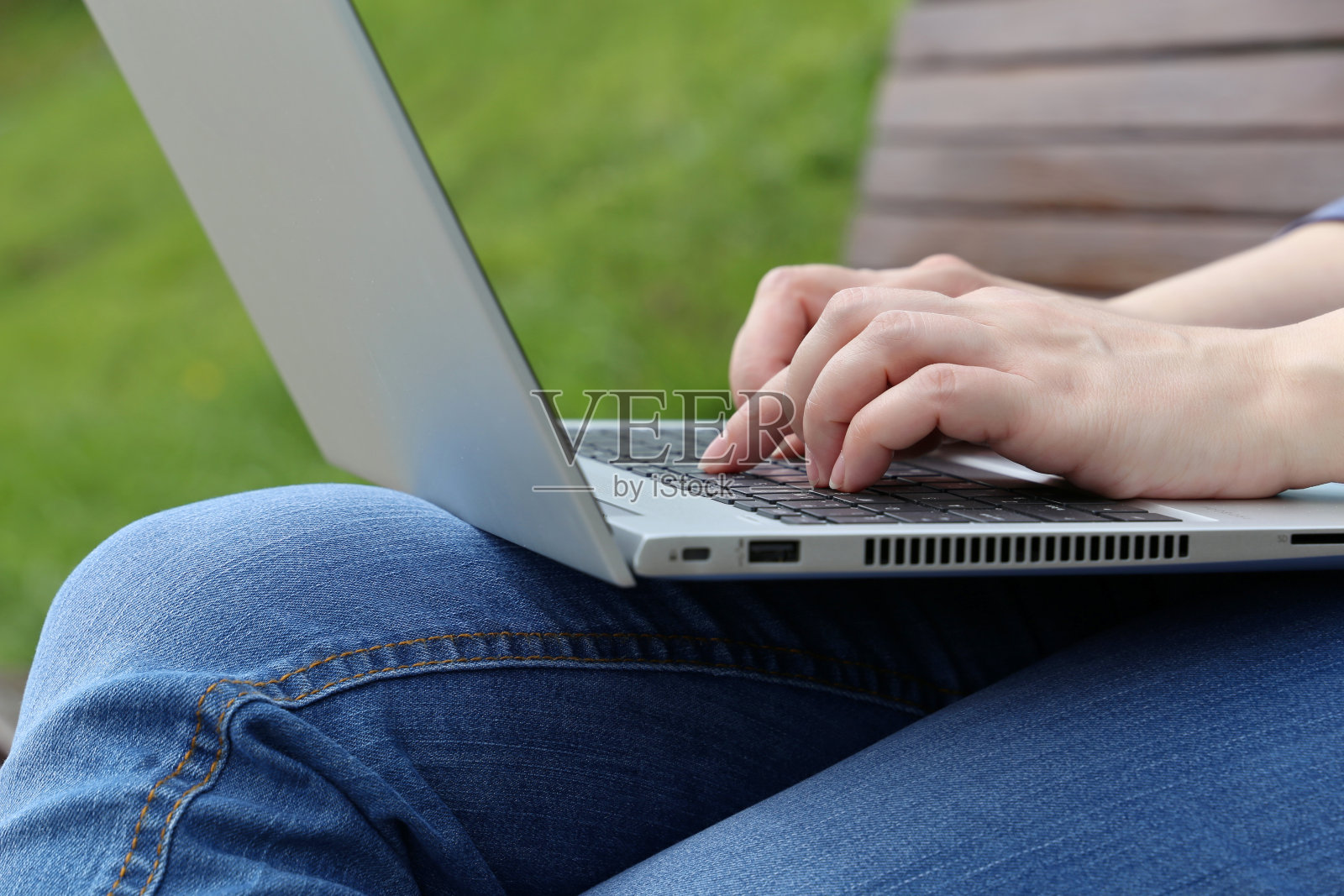 女性的手在笔记本电脑键盘上靠近照片摄影图片