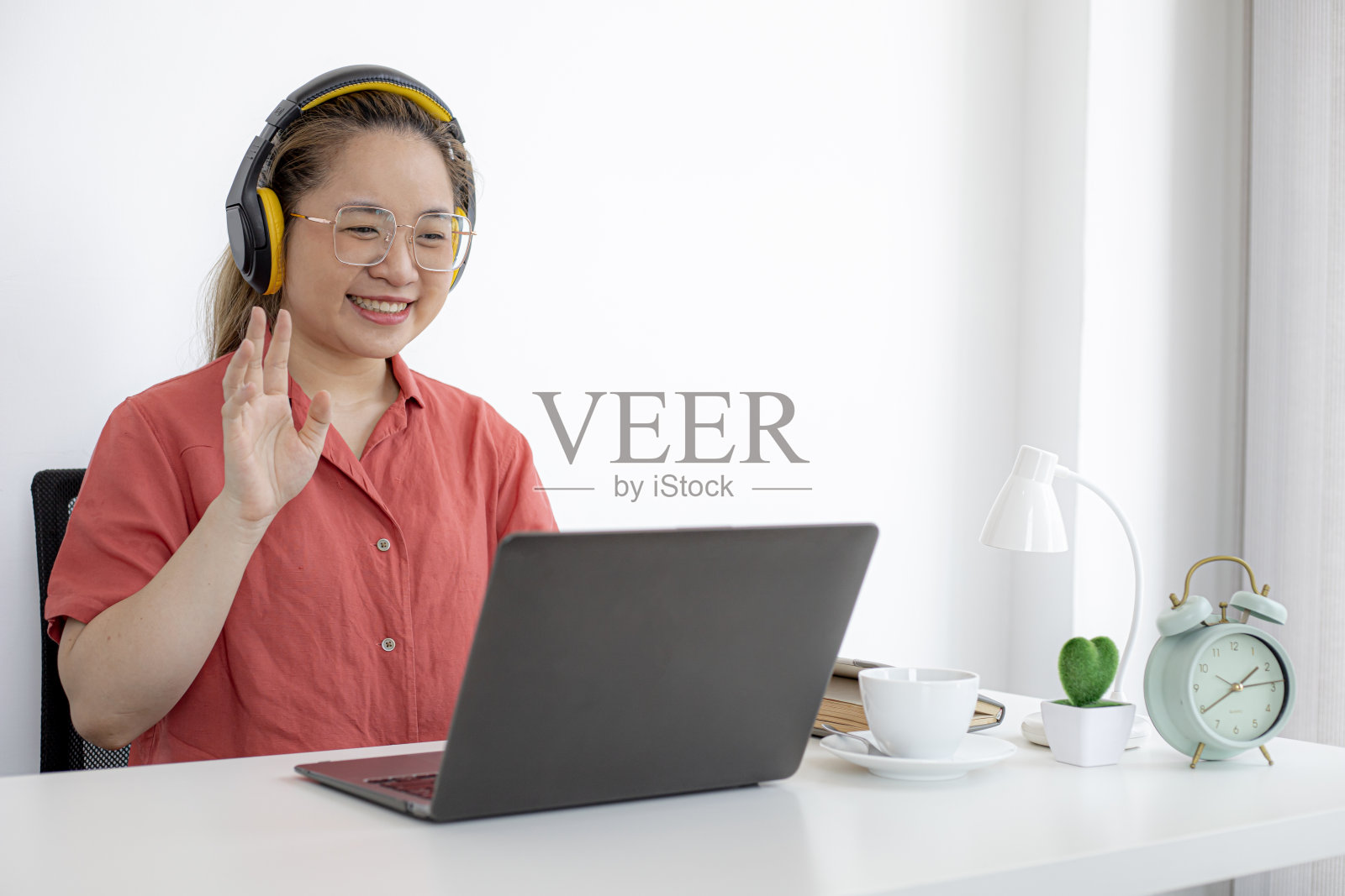 这名女商人正在与她的伴侣和秘书进行电话会议,该公司宣布,员工在家工作,以防止COVID-19的传播。在家工作的想法。照片摄影图片