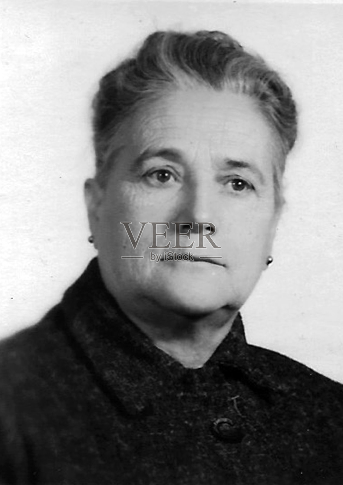 这张照片摄于60年代,摄于一位沉思的老年妇女的头部照片摄影图片