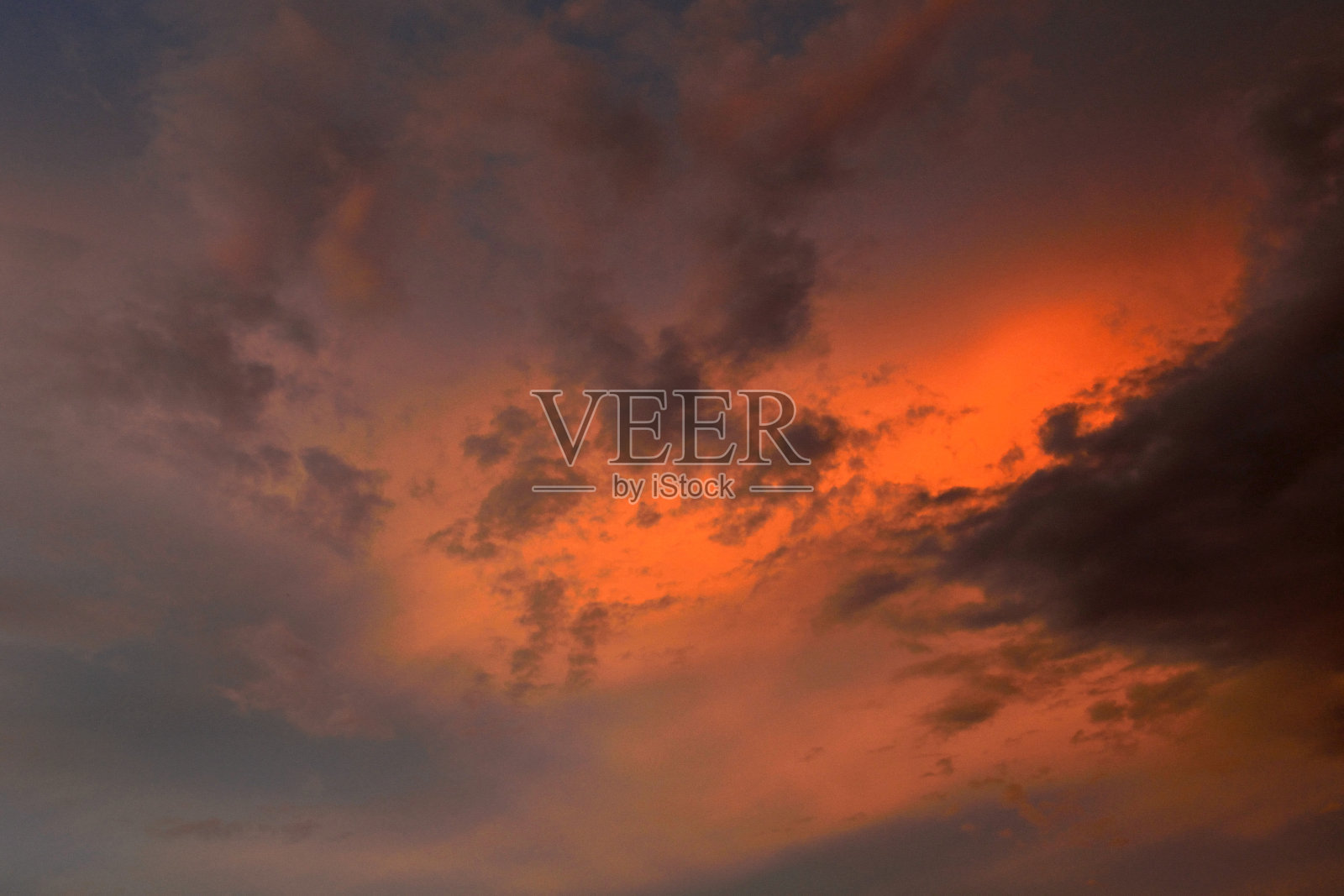 天空中戏剧化的云照片摄影图片