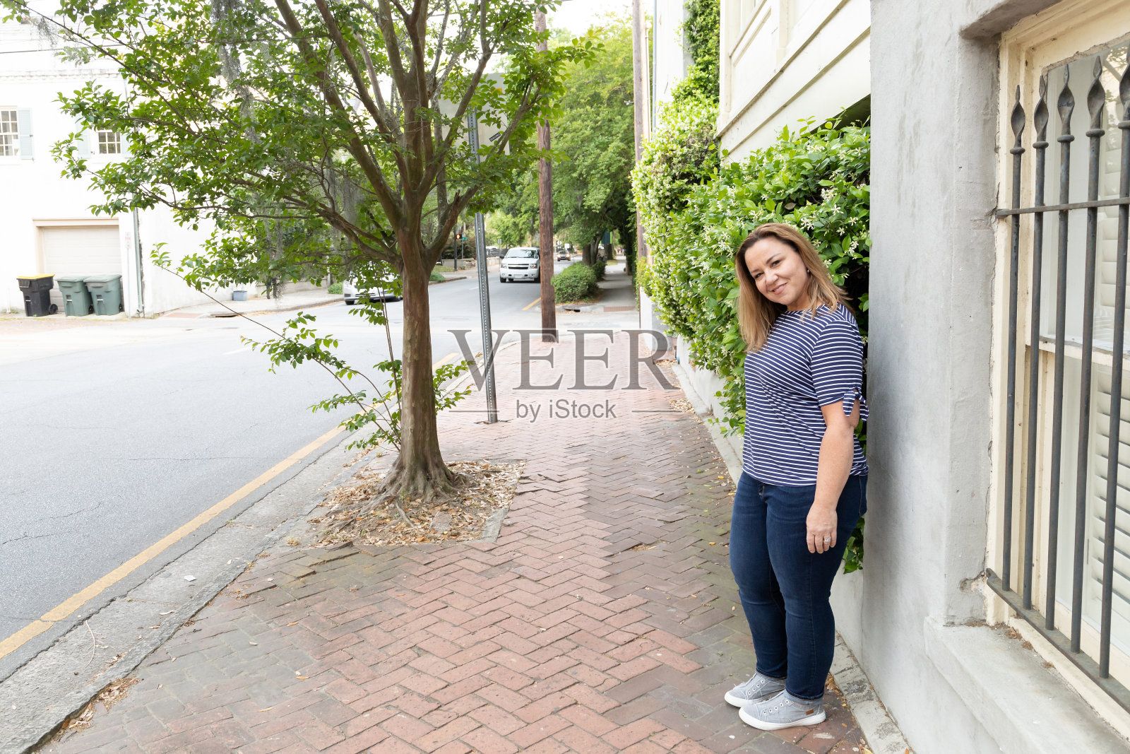 一个40多岁的单身女人春天在乔治亚州的萨凡纳照片摄影图片