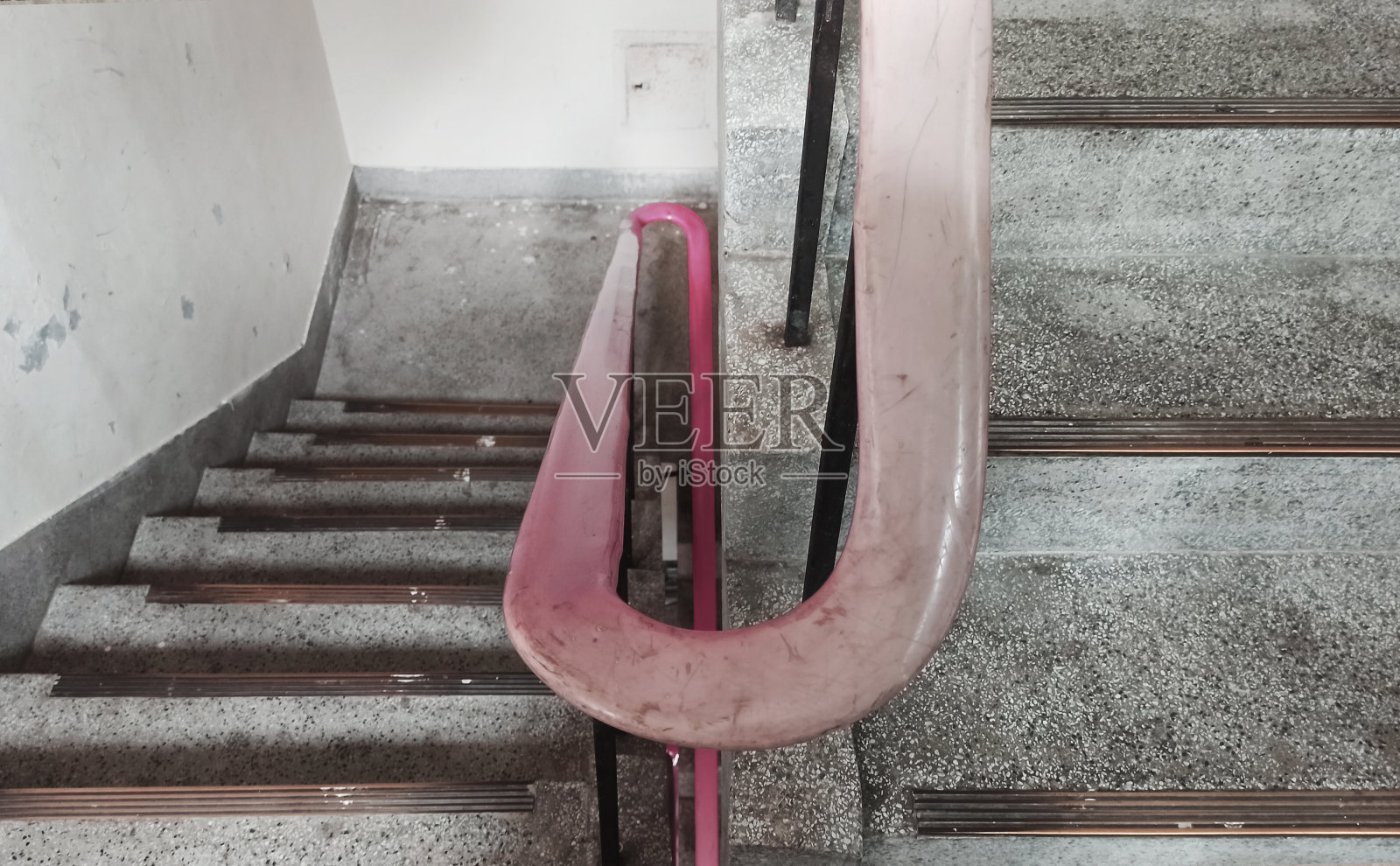 台湾古宅的楼梯井中有岩楼梯。红色的自动扶梯处理照片摄影图片