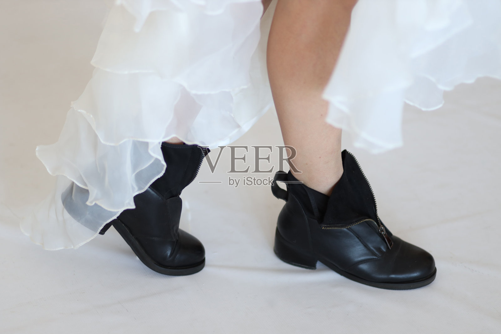 穿着白裙子的黑发女子。白色背景。照片摄影图片