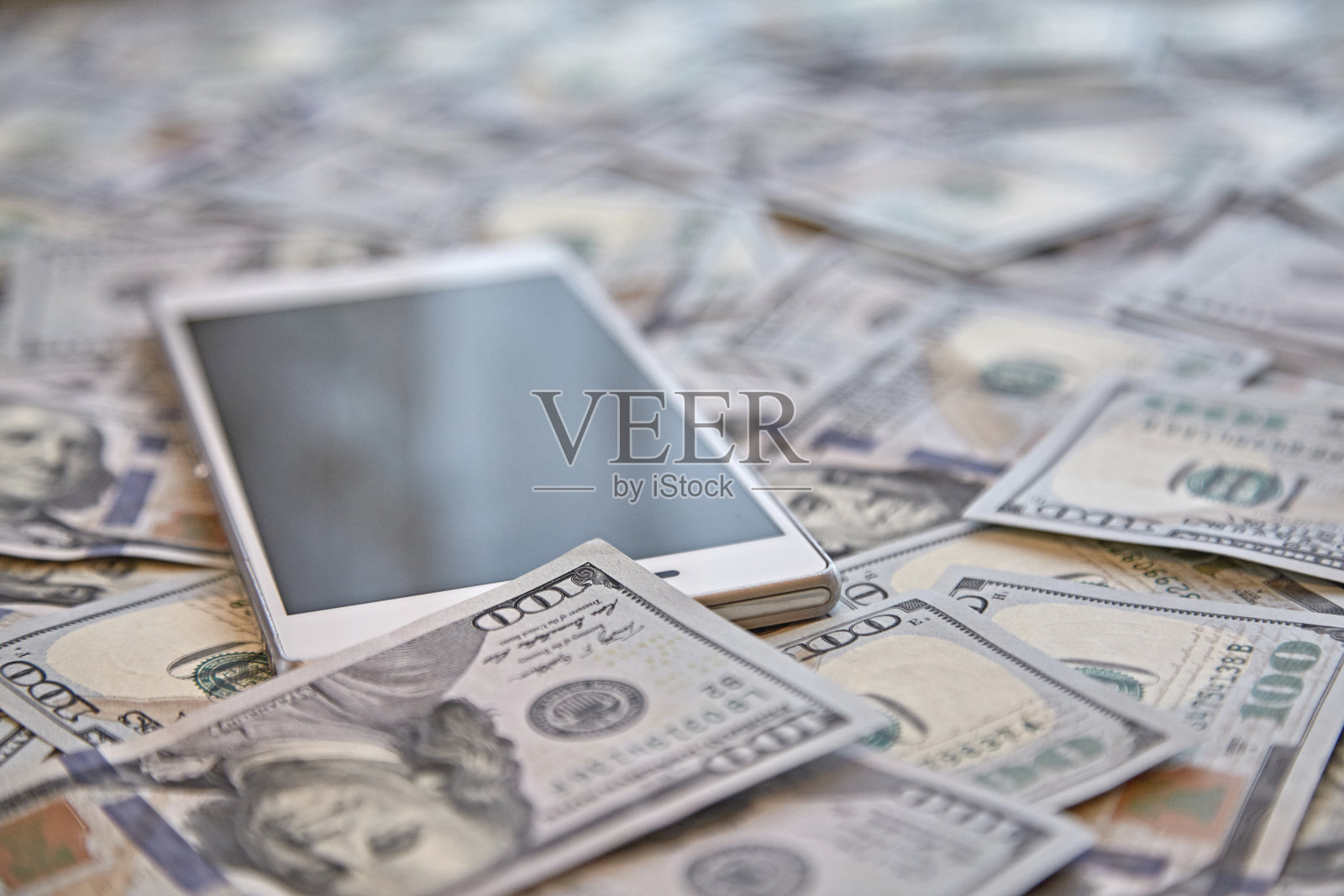 手机在金钱的背景下,利润的概念照片摄影图片