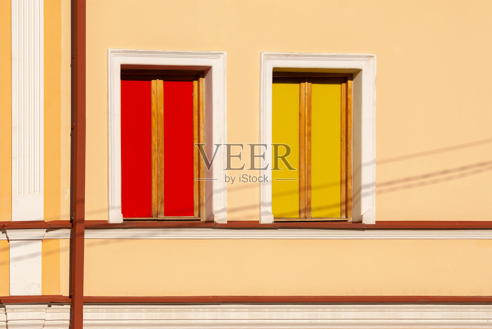 老第比利斯狭窄的传统街道上五颜六色的窗户照片摄影图片