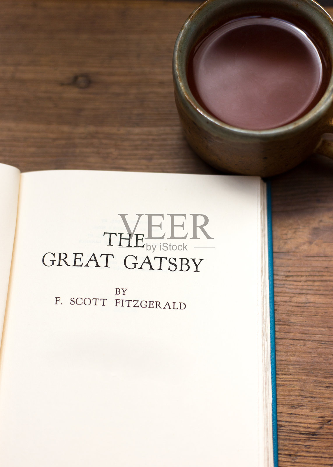 翻开书,扉页:了不起的盖茨比照片摄影图片