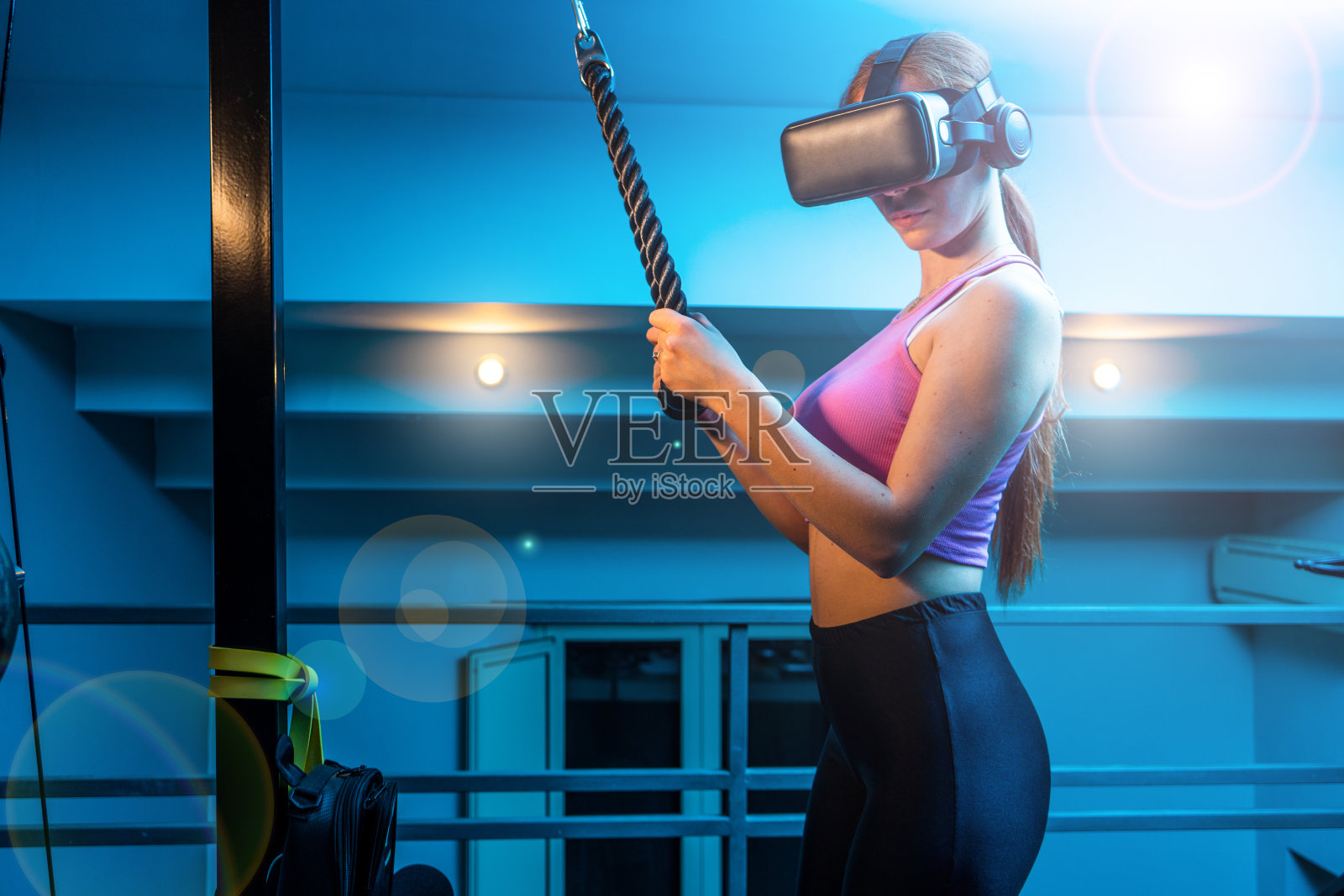 迷人的年轻红发女运动员训练三头肌在她美丽的房子的健身房与vr未来的护目镜-姜运动模型做家庭运动普拉提锻炼在隔离期间照片摄影图片