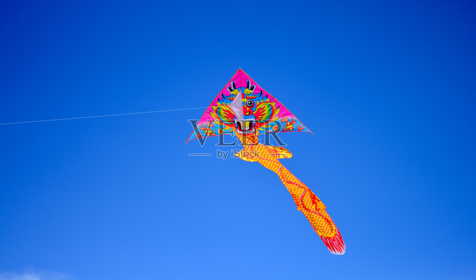 一只风筝在蓝天上飞得很高照片摄影图片