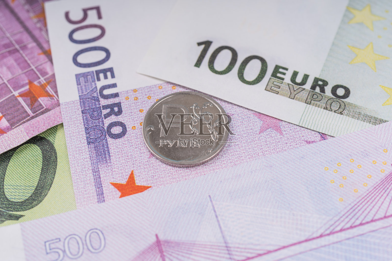 俄罗斯卢布钱币和欧元钞票接近。照片摄影图片