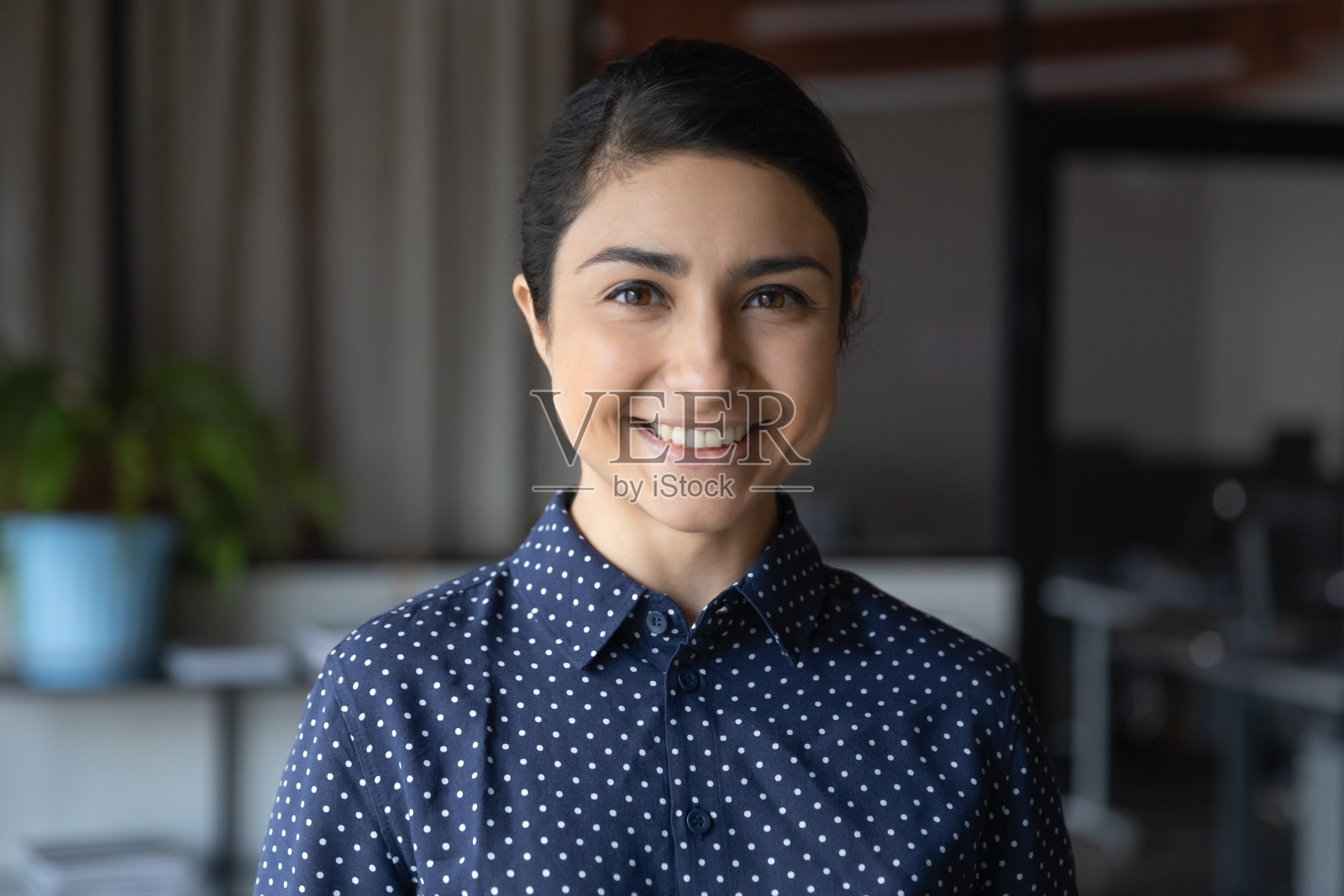 微笑的印度女员工的大头照照片摄影图片