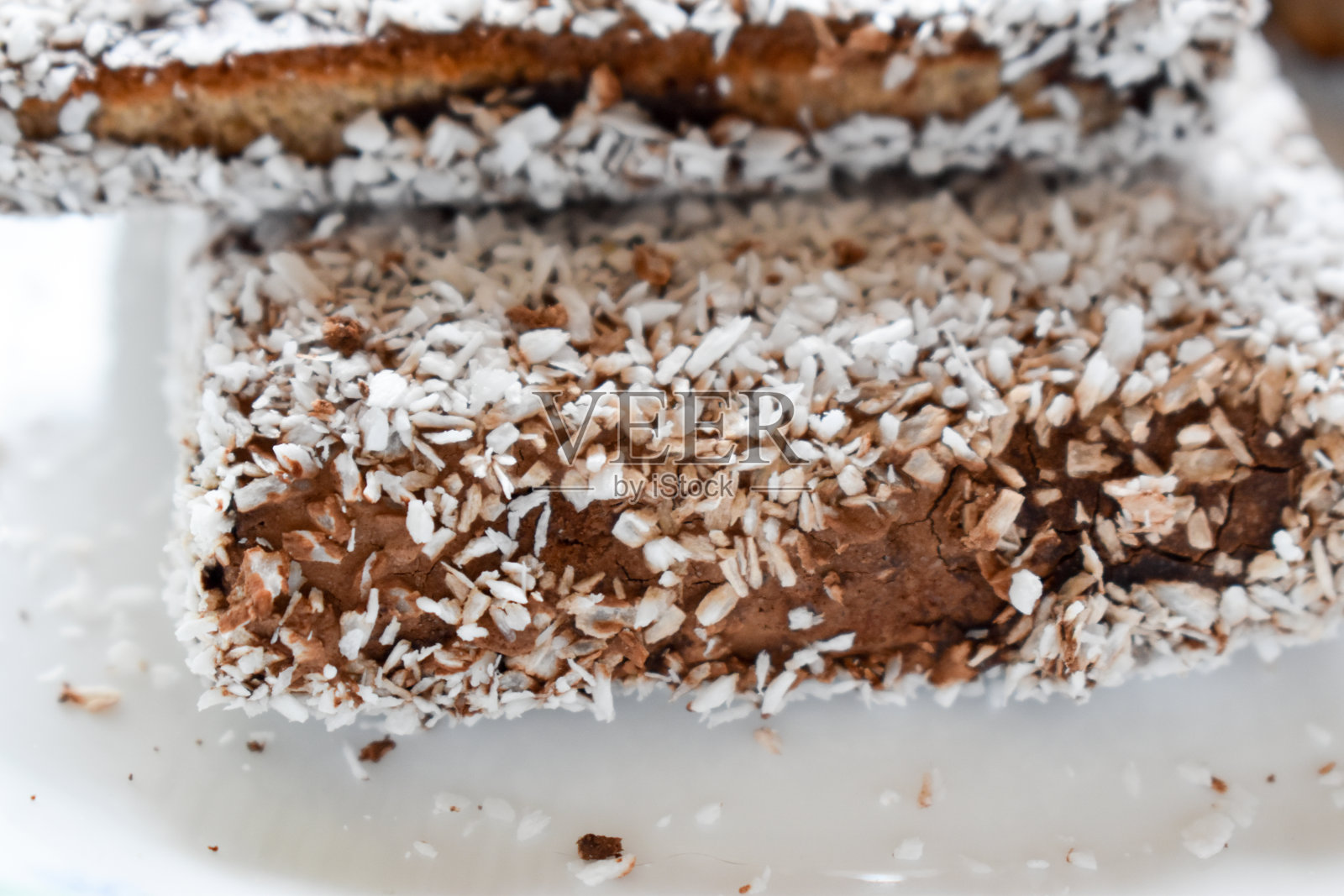 健康的巧克力饼干加椰子片照片摄影图片