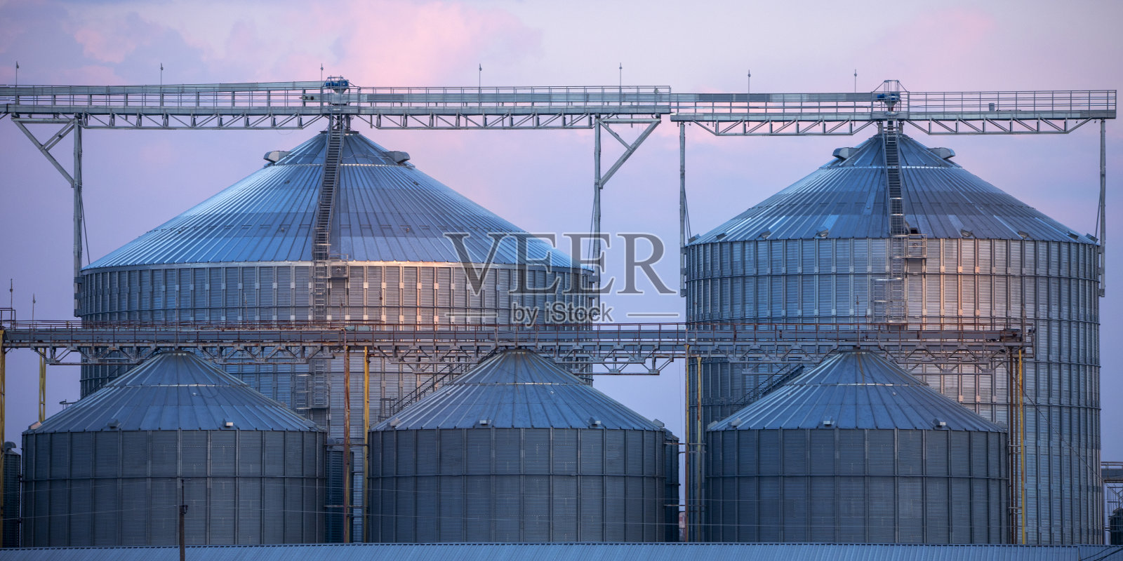 大型农用粮食加工厂日落时分照片摄影图片