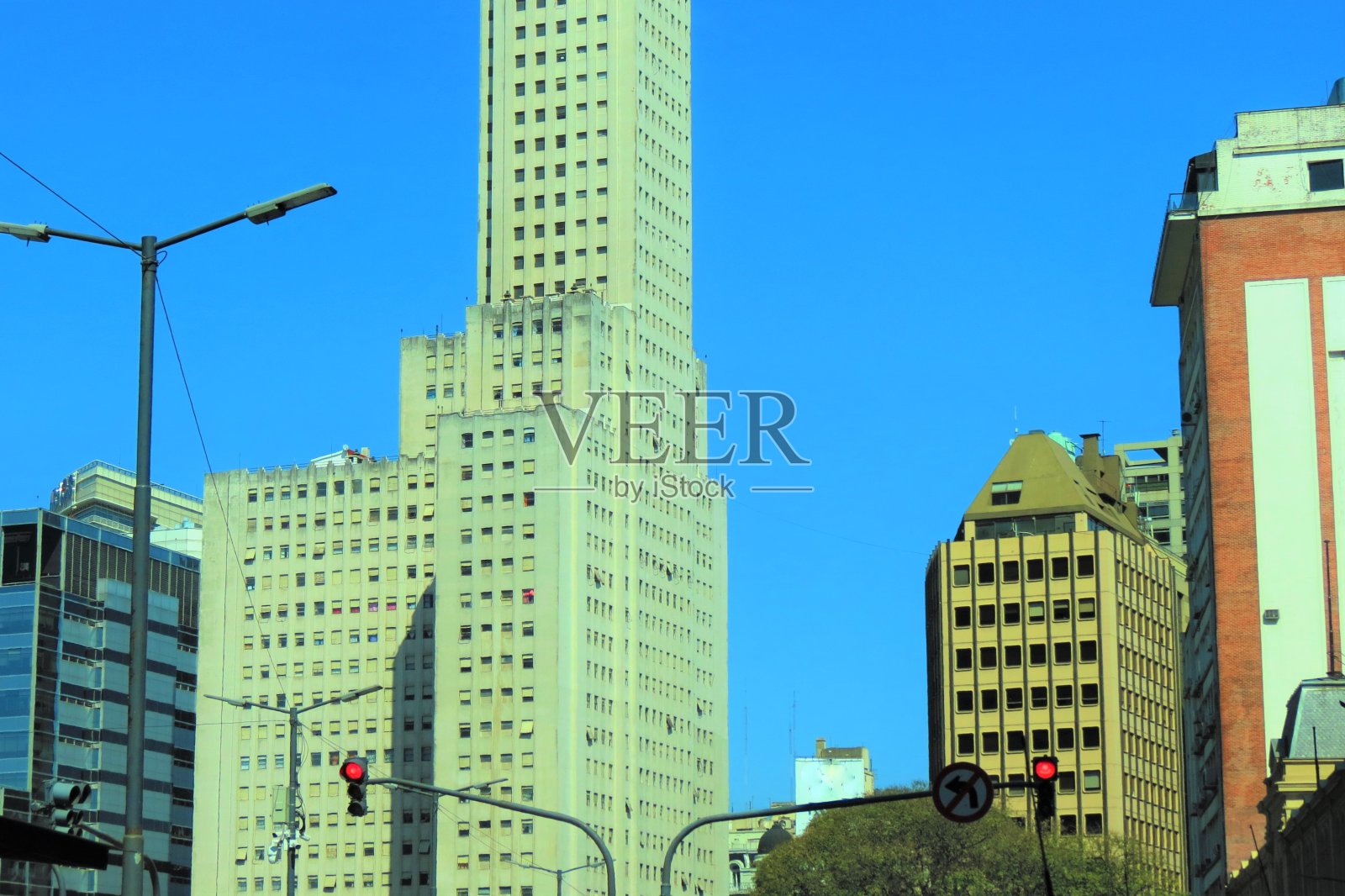 莱安德罗N. Alem大道(Avenida Leandro N. Alem)的建筑在马德罗港。照片摄影图片