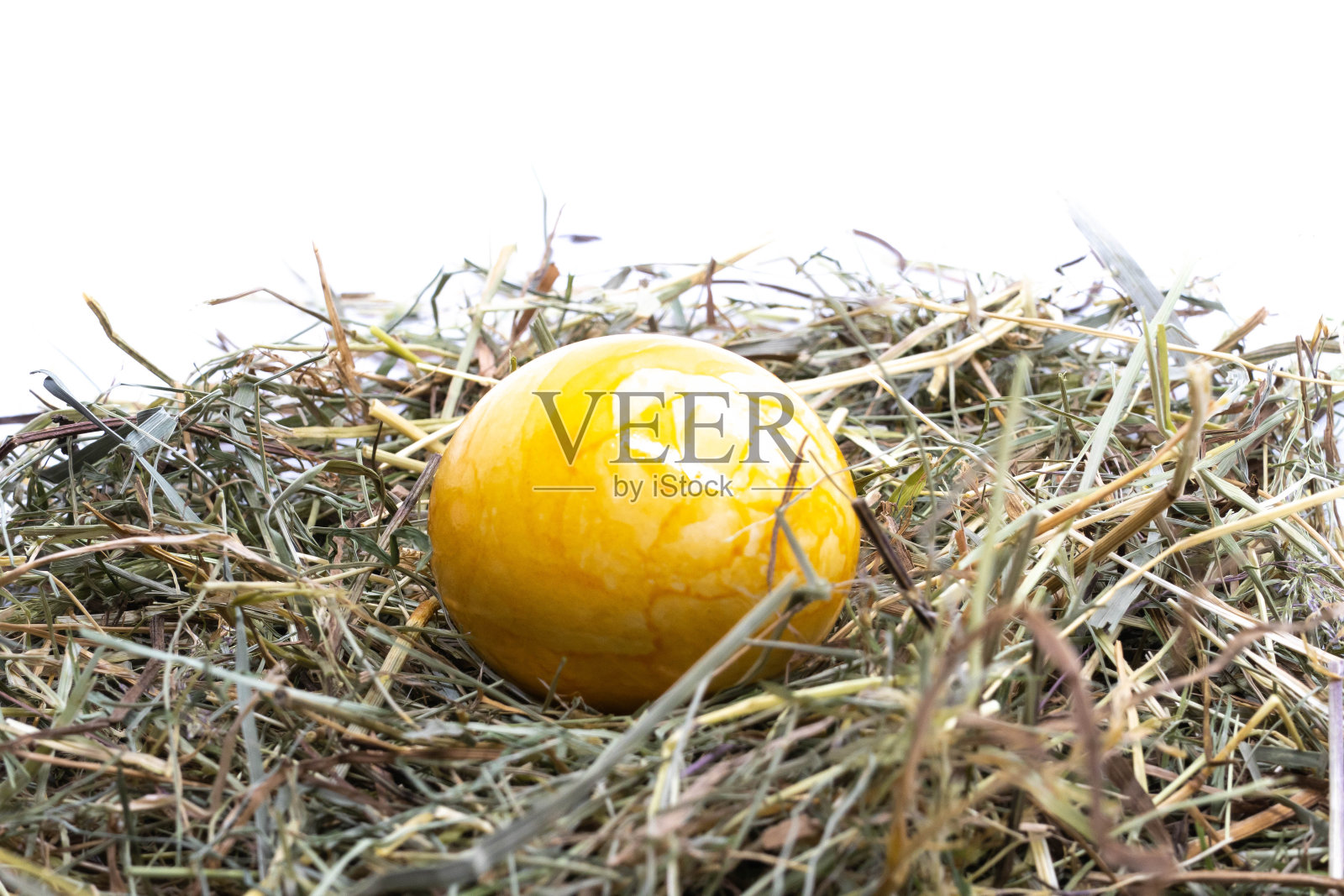 干草窝里的黄色复活节蛋照片摄影图片