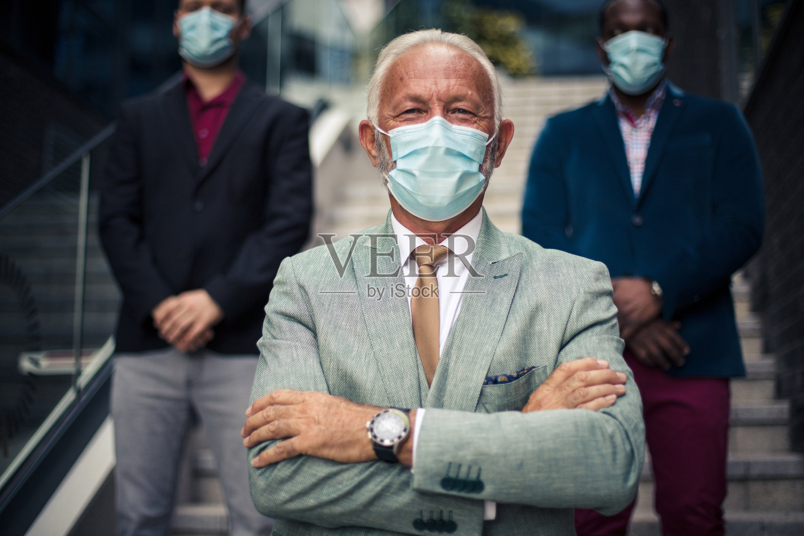 外面有三个商人。一位长者的肖像。焦点放在前景。照片摄影图片