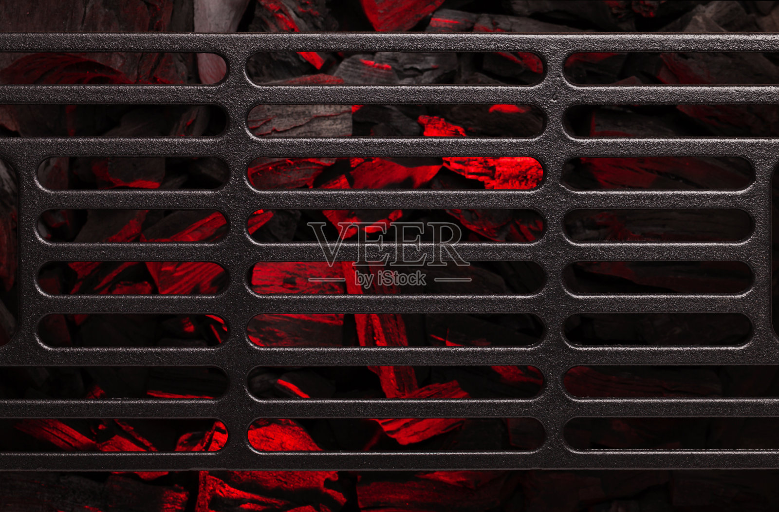 金属烧烤架放在热煤上照片摄影图片