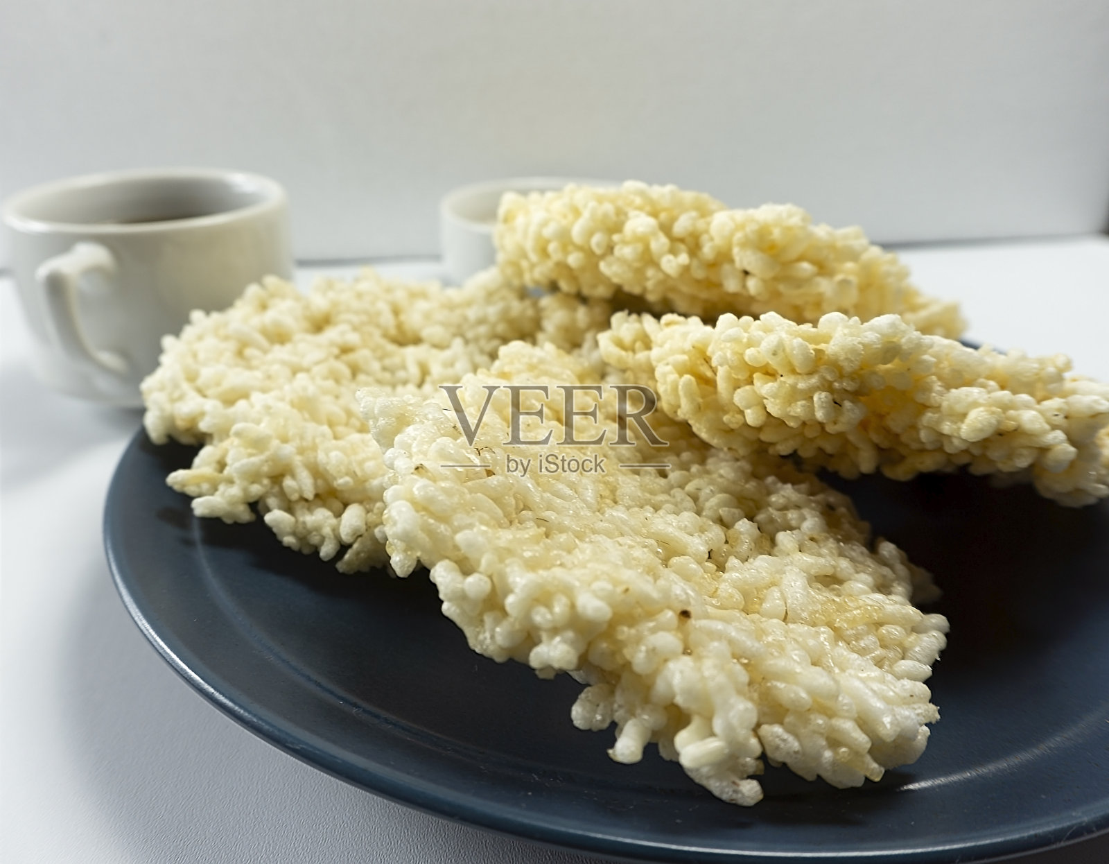 从前面可以看到由印尼传统糯米制成的薯片照片摄影图片