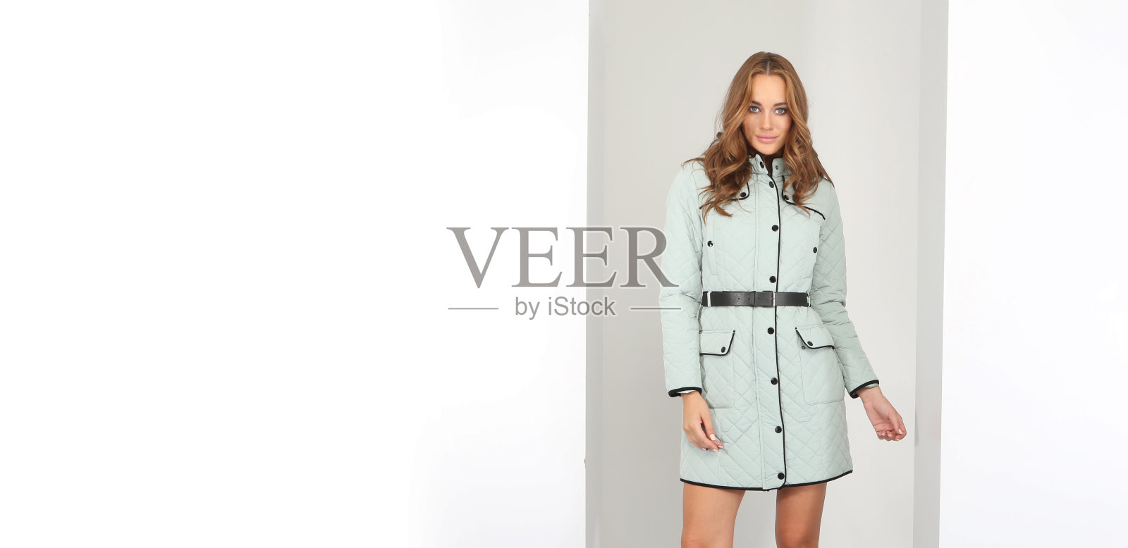 两个年轻漂亮的女商人穿着夹克衫,前面是白色的背景照片摄影图片