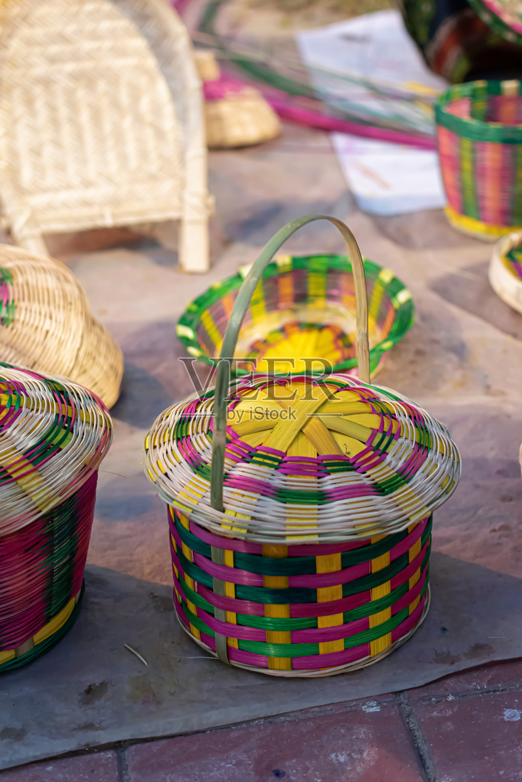 美丽的竹制手工花篮在模糊的背景中陈列在一家商店出售。印度的手工艺品照片摄影图片