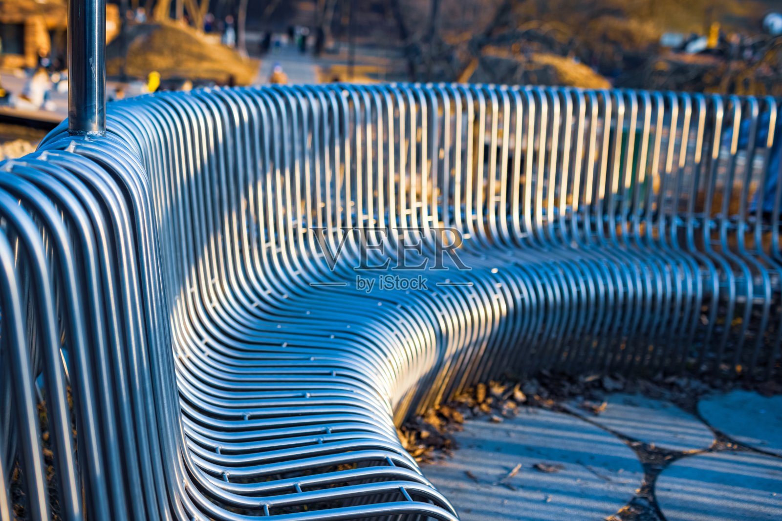 近距离的街道长凳金属管道平行布置照片摄影图片