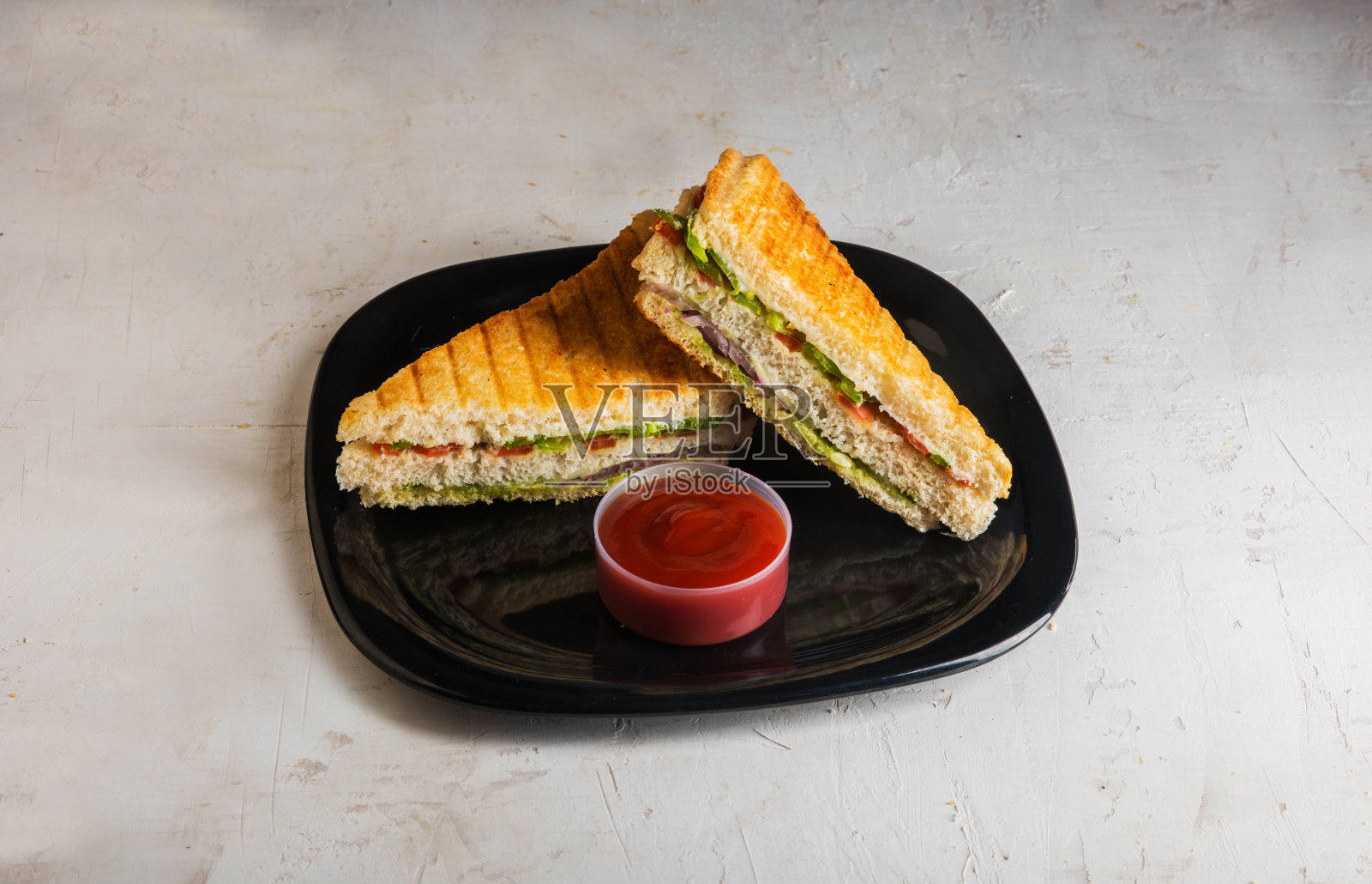 木桌上的烤蔬菜三明治照片摄影图片