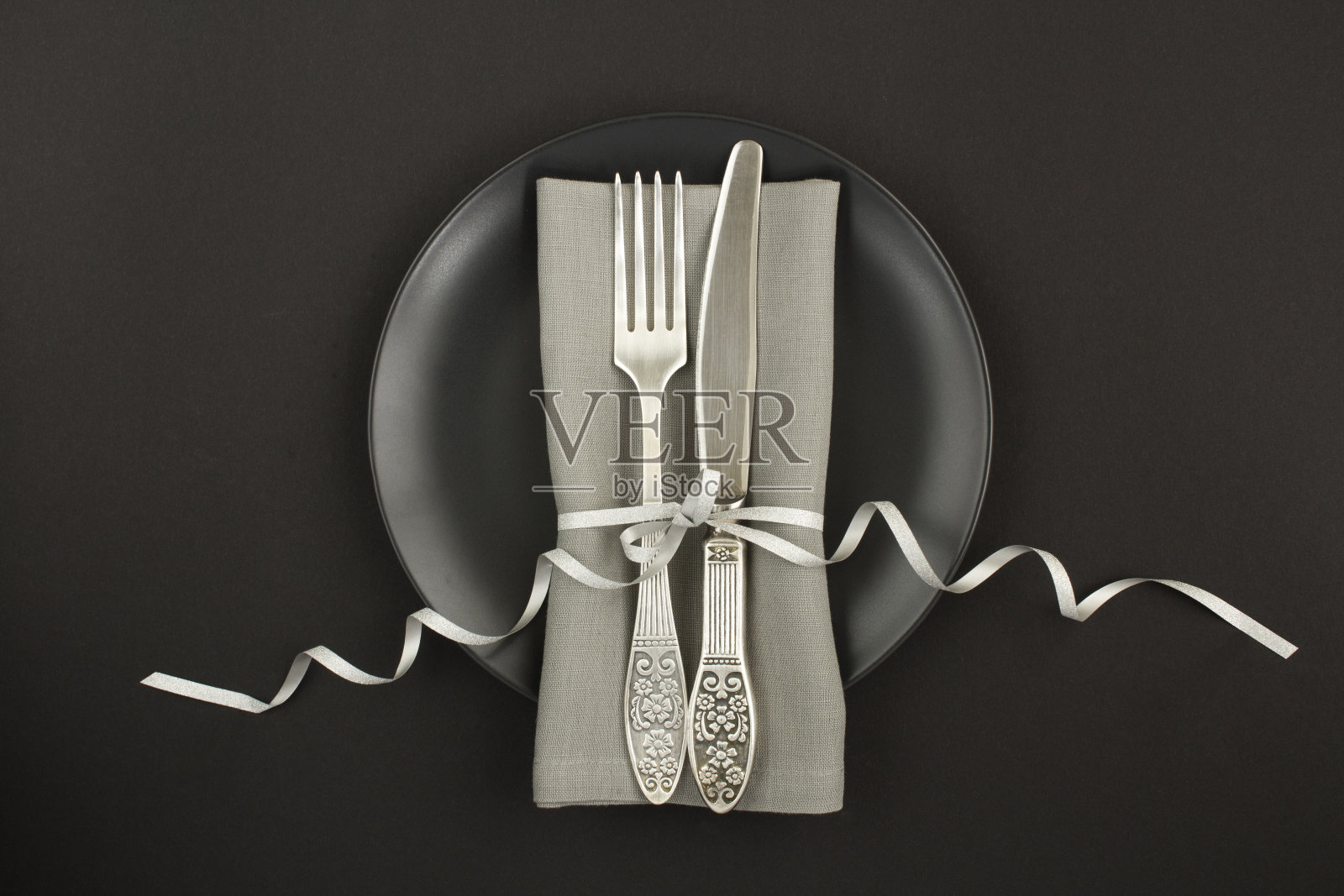 俯视图的节日餐桌设置在黑色的盘子上的黑色背景照片摄影图片