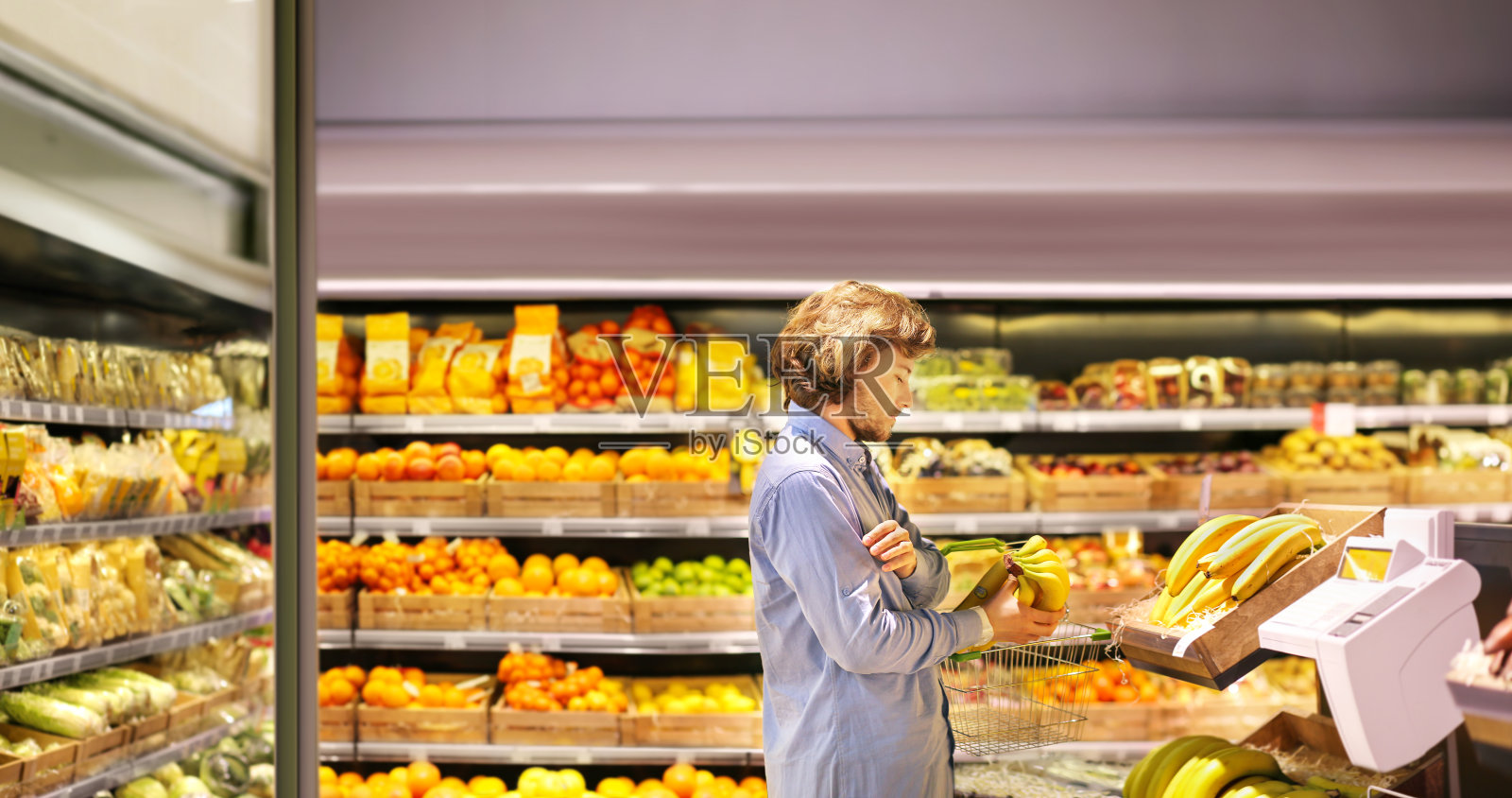 在市场上买水果和蔬菜的人照片摄影图片