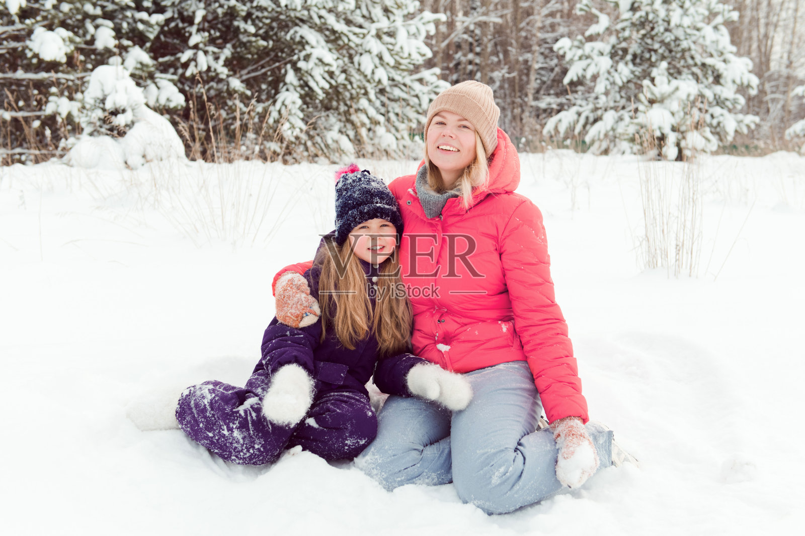 妈妈和女儿在室外过冬照片摄影图片