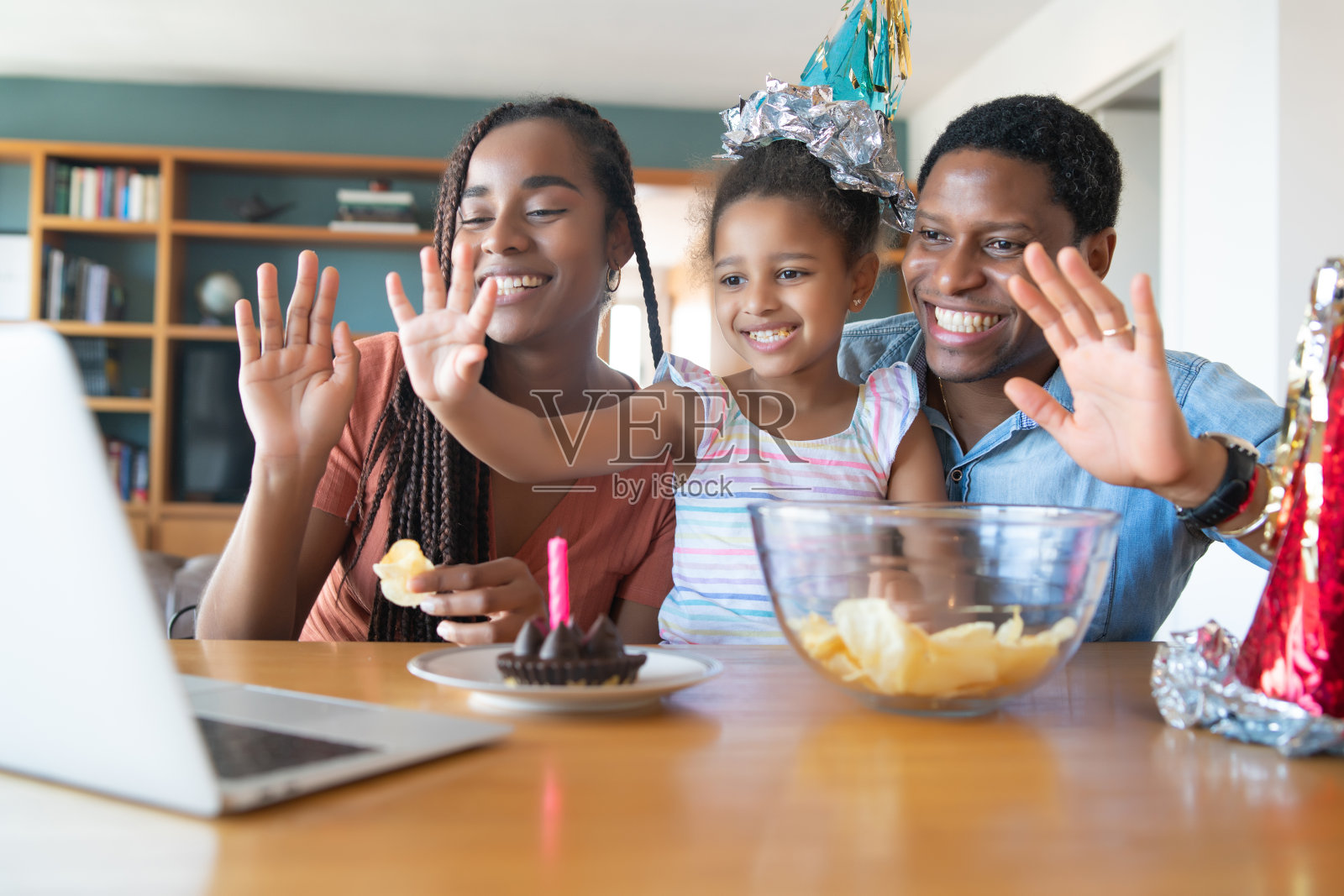 家人在家在线庆祝生日。照片摄影图片