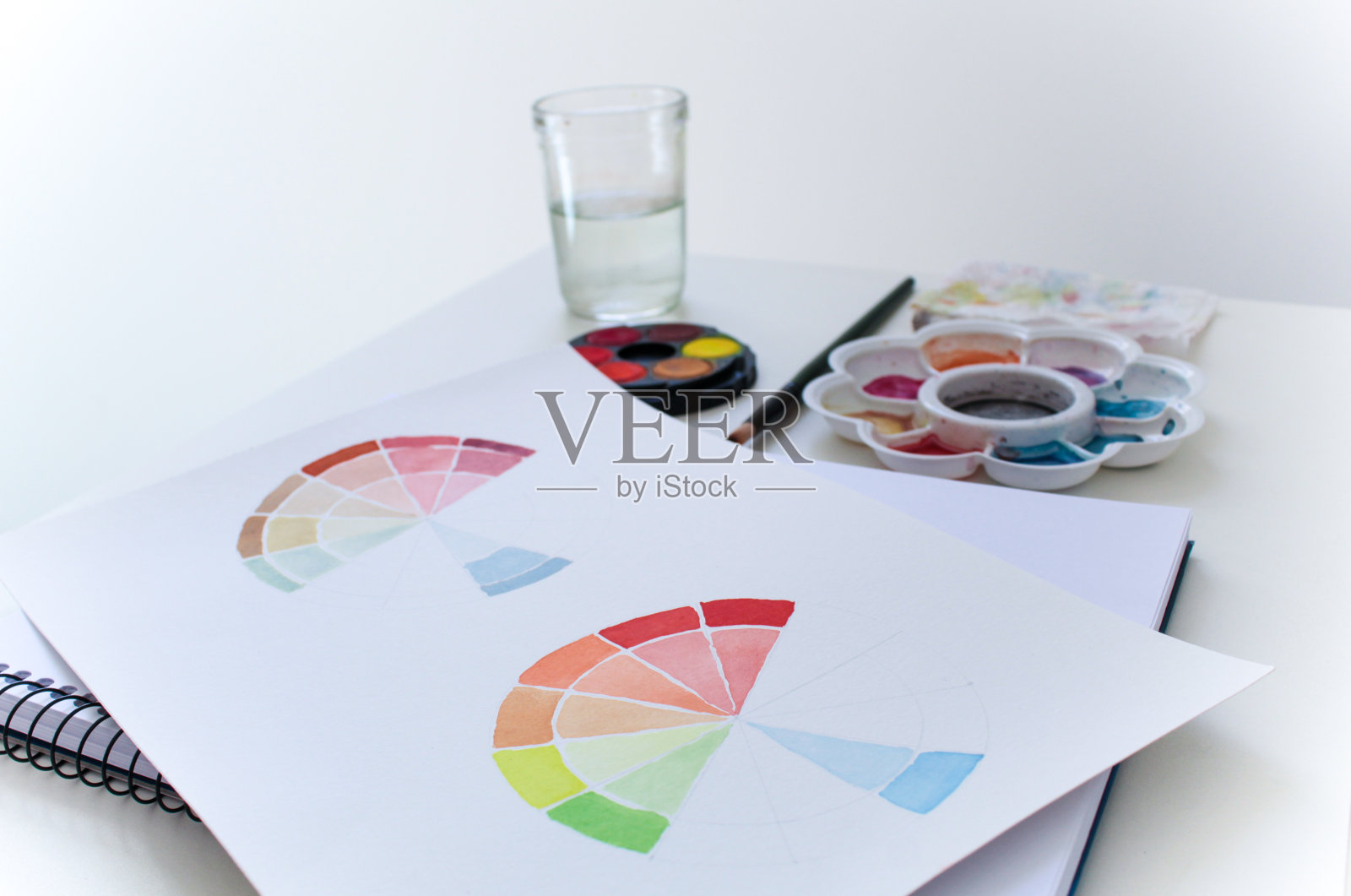 水彩画材料,白纸,空白背景,试色笔刷照片摄影图片