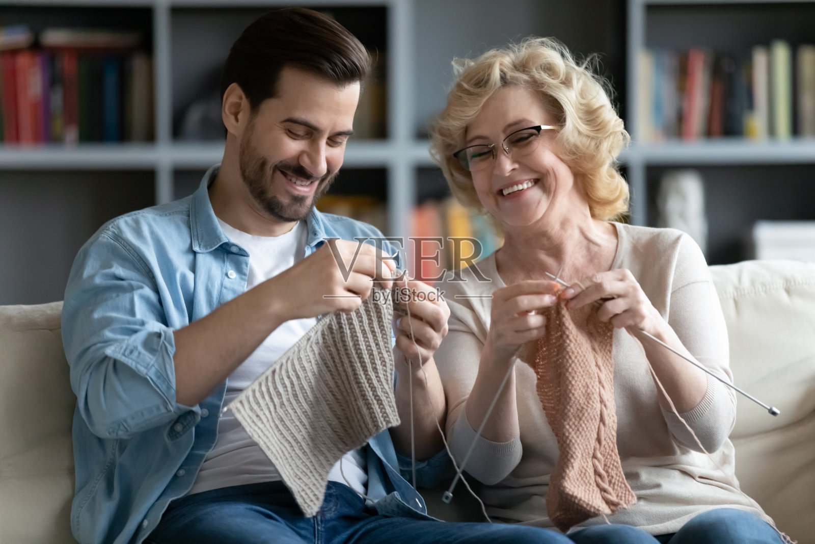 欢乐爱两代家庭创造温暖的衣服。照片摄影图片