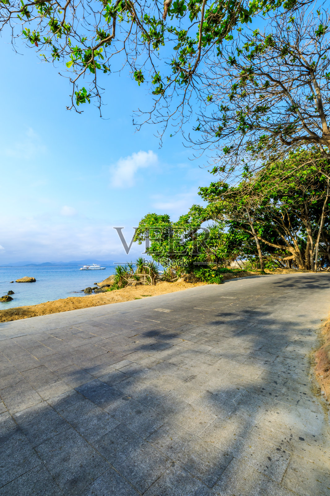 道路和美丽的海边风景。照片摄影图片