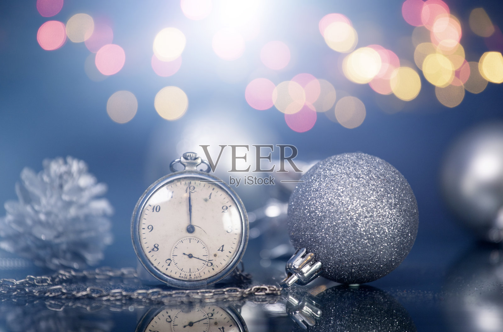 新年午夜——带有圣诞装饰和节日彩灯的旧钟照片摄影图片