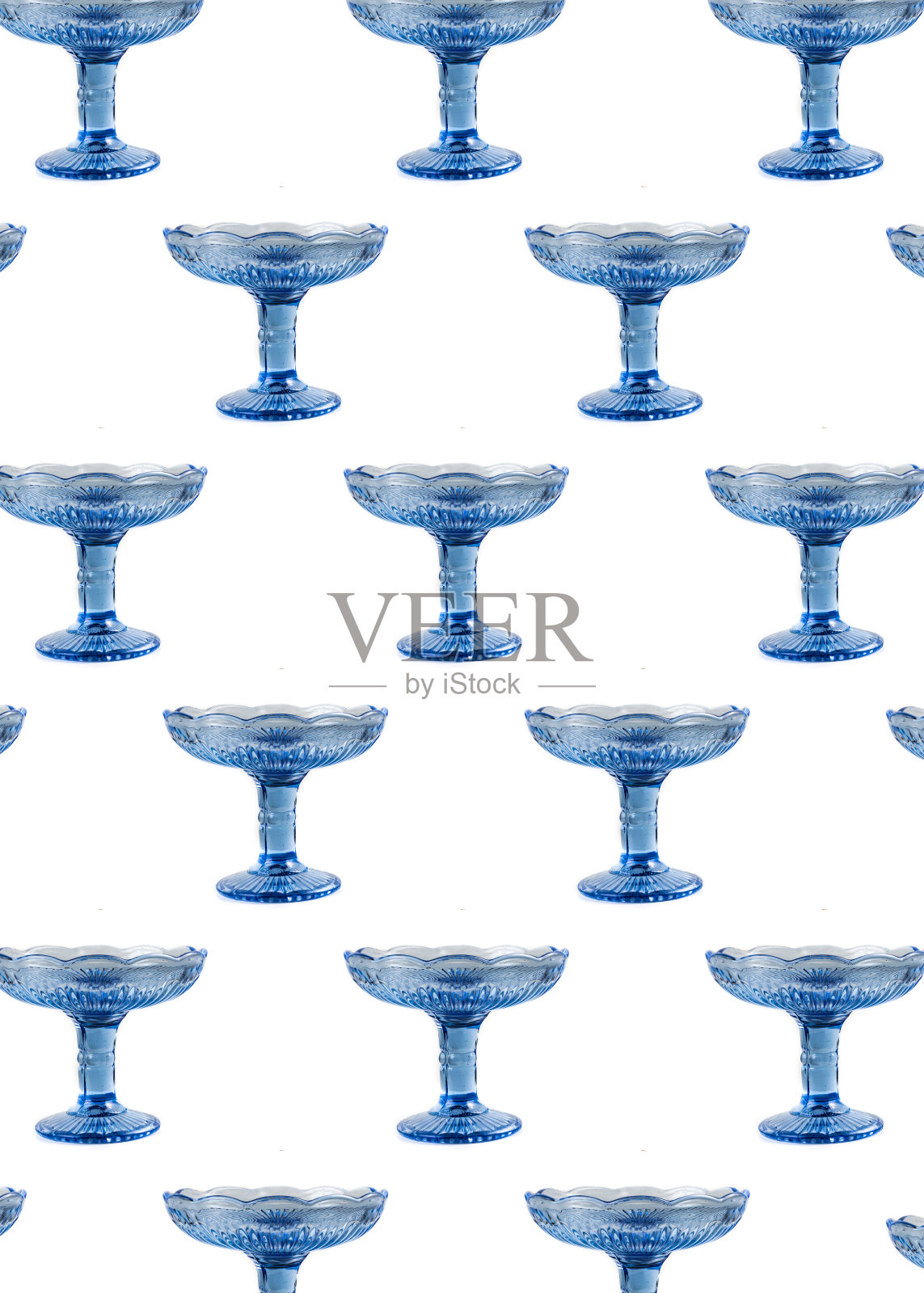 空的蓝色玻璃花瓶水果或糖果孤立在白色背景照片摄影图片