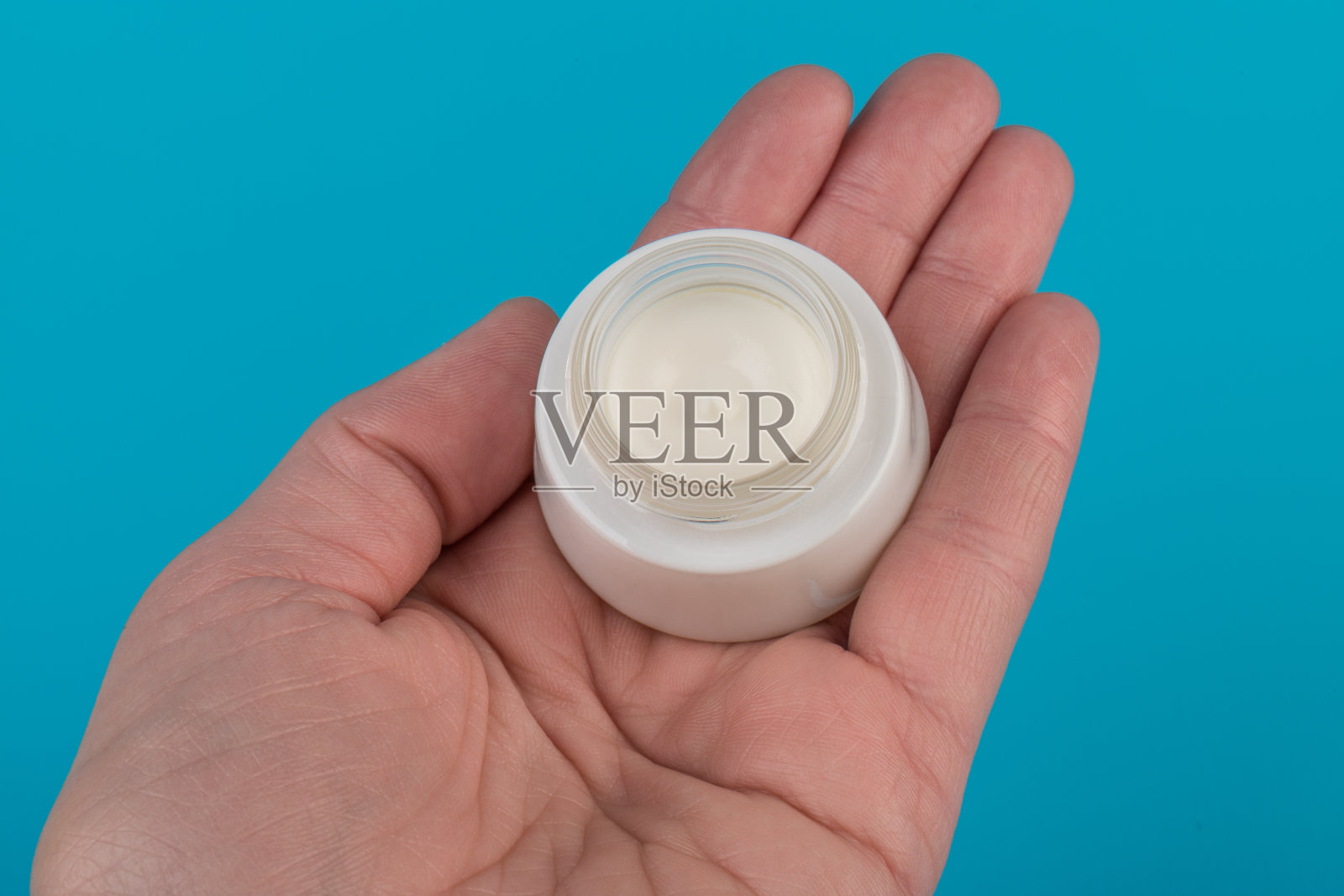 美霜质地特写。化妆品护肤产品在瓶上蓝色背景。高质量的照片摄影图片