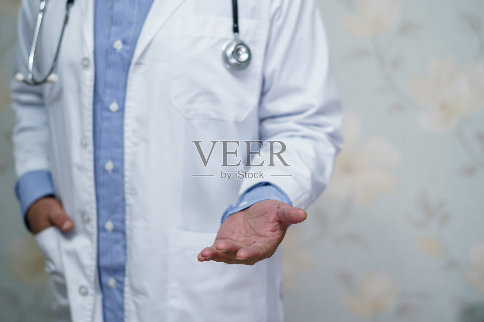 医生在写字板上写下诊断而亚洲老年或老年妇女躺在护理病房的床上:健康强壮的医学观念。照片摄影图片