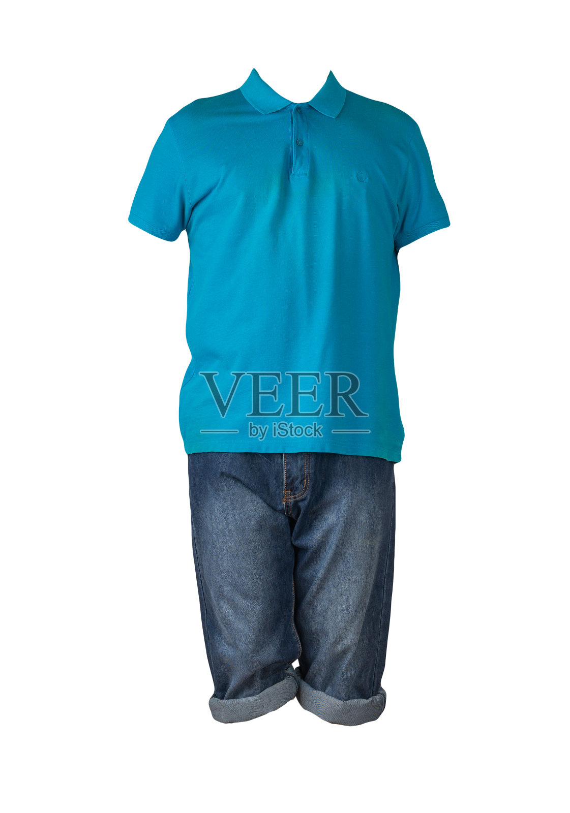 牛仔短裤和t恤与纽扣隔离在白色背景。照片摄影图片