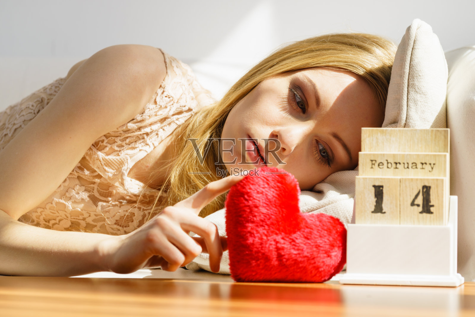 情人节悲伤的女人照片摄影图片