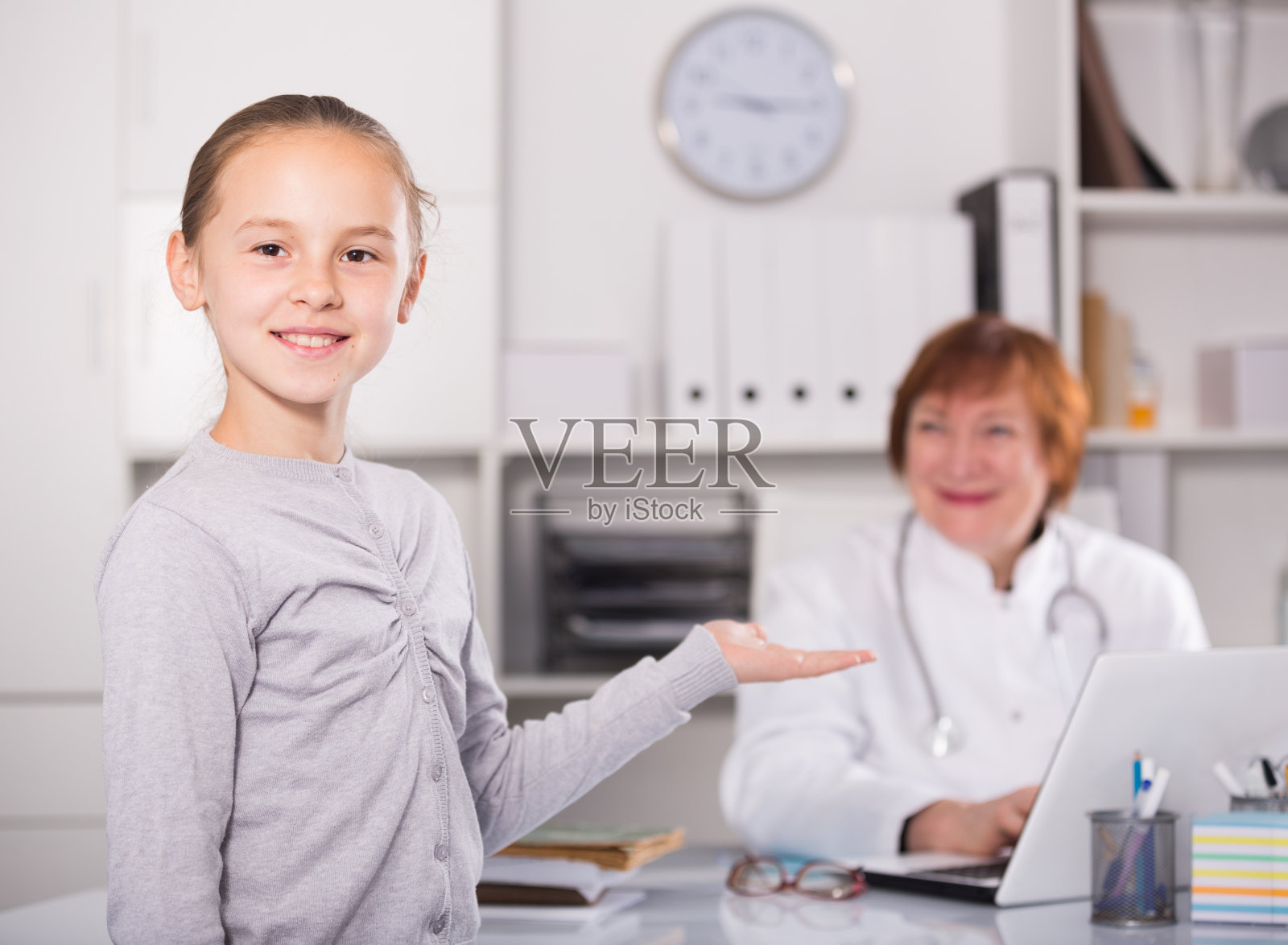 幼童与成熟的医务工作者的合影照片摄影图片