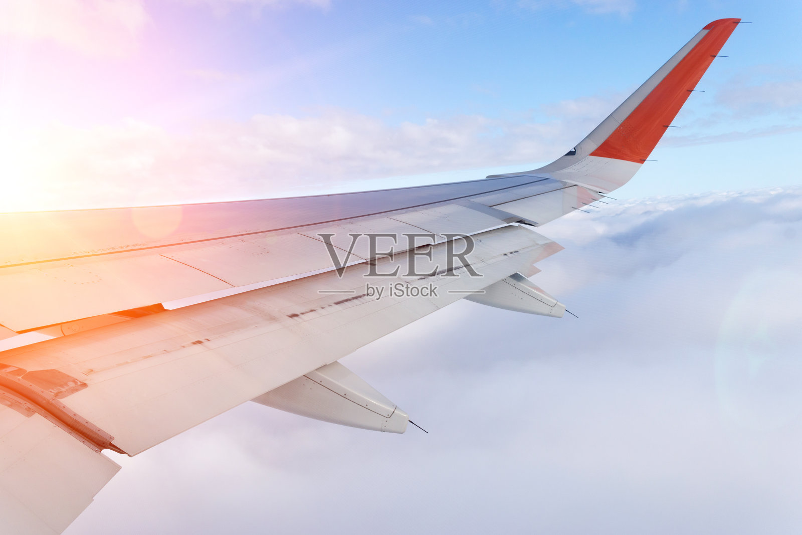 商务旅行的概念。一架飞机在蓝天上飞行照片摄影图片