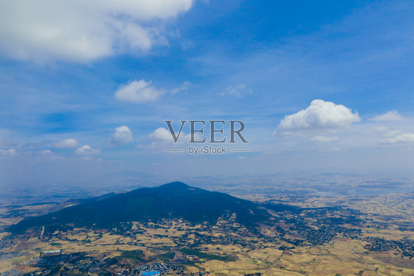 从飞机窗口俯瞰非洲首都亚的斯亚贝巴的全景照片摄影图片