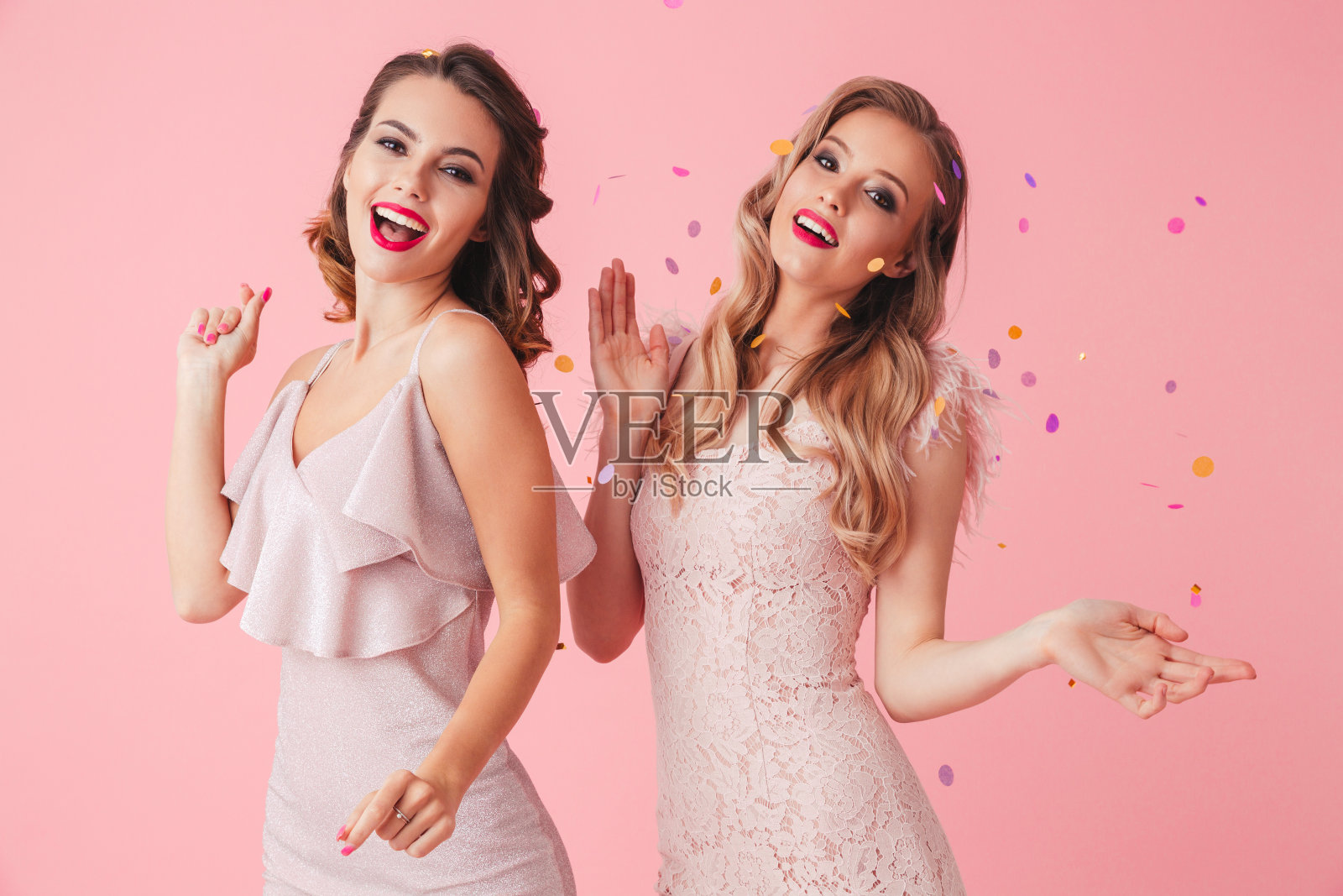 两个快乐优雅的女人穿着衣服在一起玩照片摄影图片