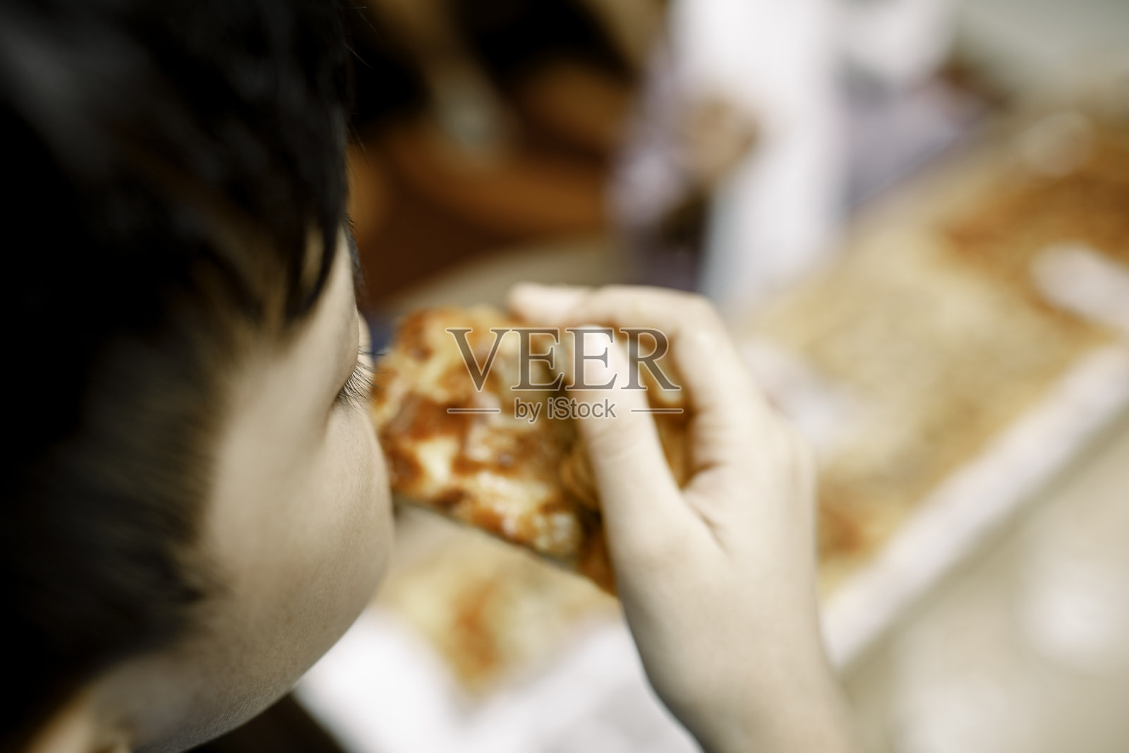 吃披萨的孩子照片摄影图片