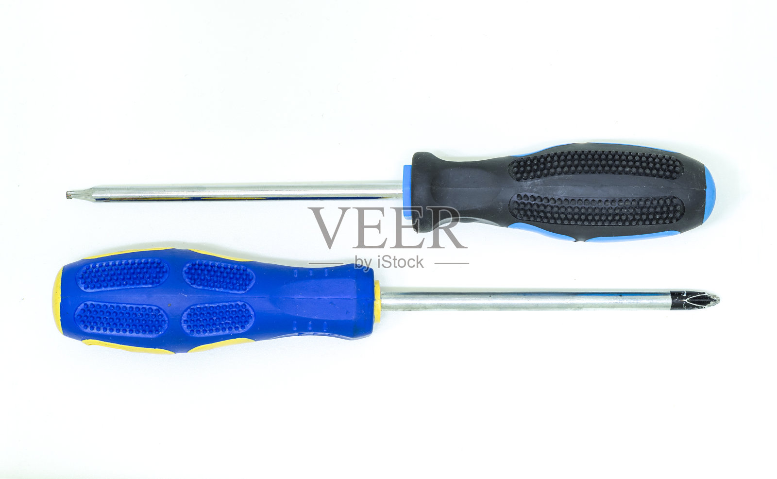 两个工具螺丝刀平行放置在一个白色孤立的背景上照片摄影图片