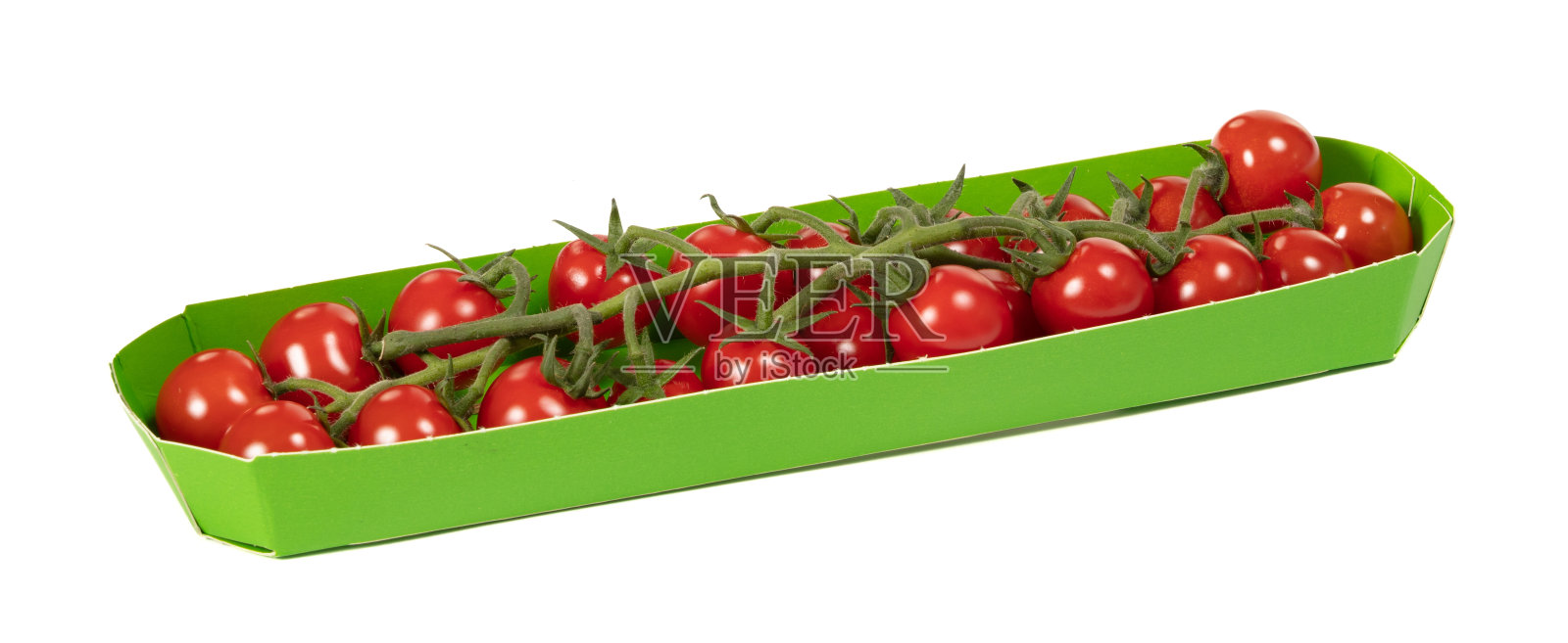 新鲜樱桃番茄的小枝放在托盘上,单独放在白色的上面照片摄影图片