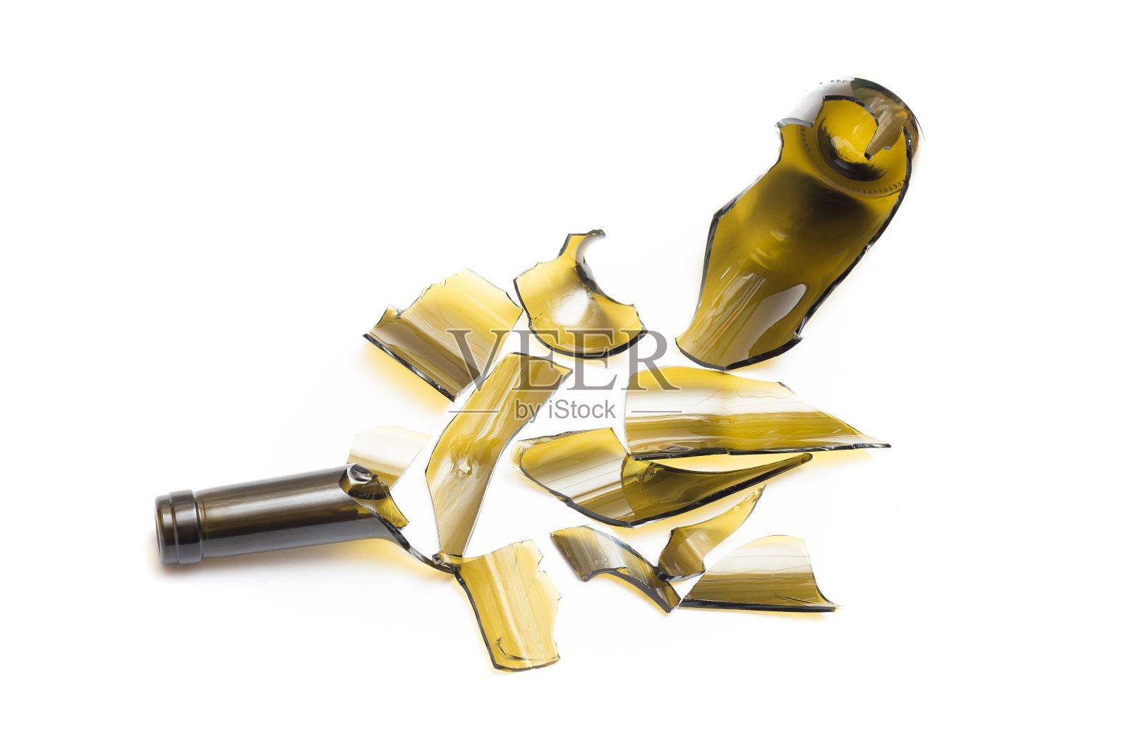 部分破碎的玻璃瓶被隔离在白色的背景上。年代照片摄影图片