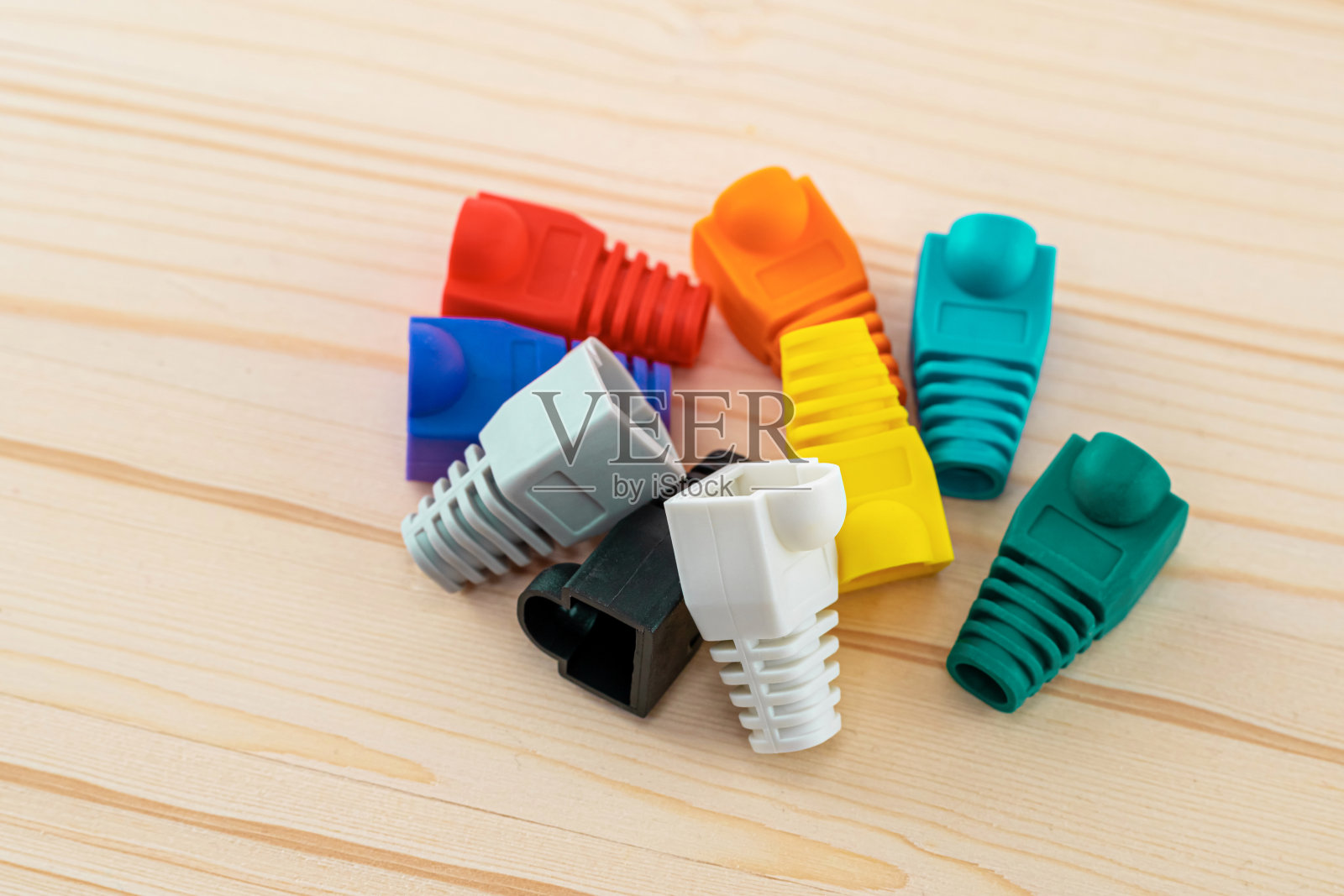 一根水晶线上的帽子搭配着亮蓝色,绿色的木头背景照片摄影图片