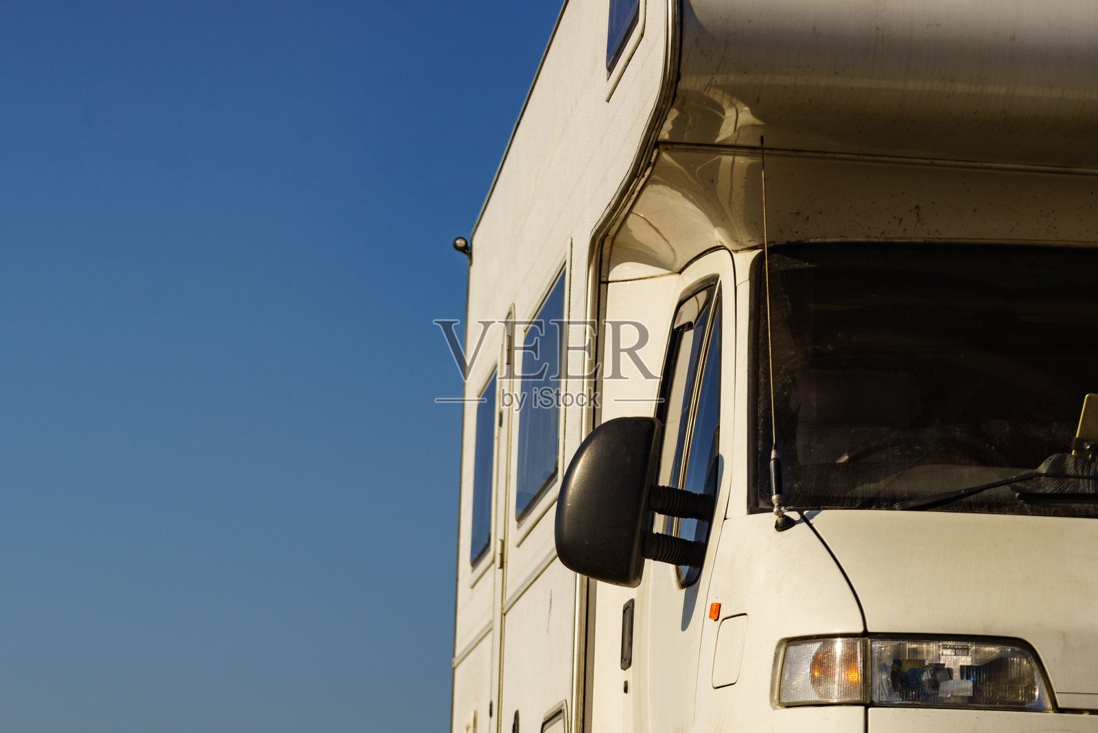 蓝色天空下的房车照片摄影图片