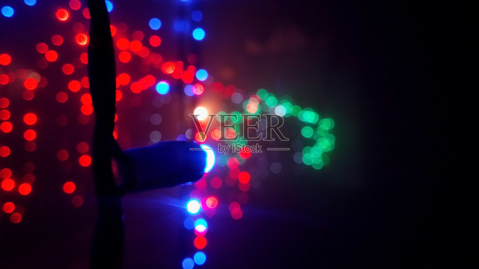 五彩缤纷的婚礼彩灯和散景照片摄影图片